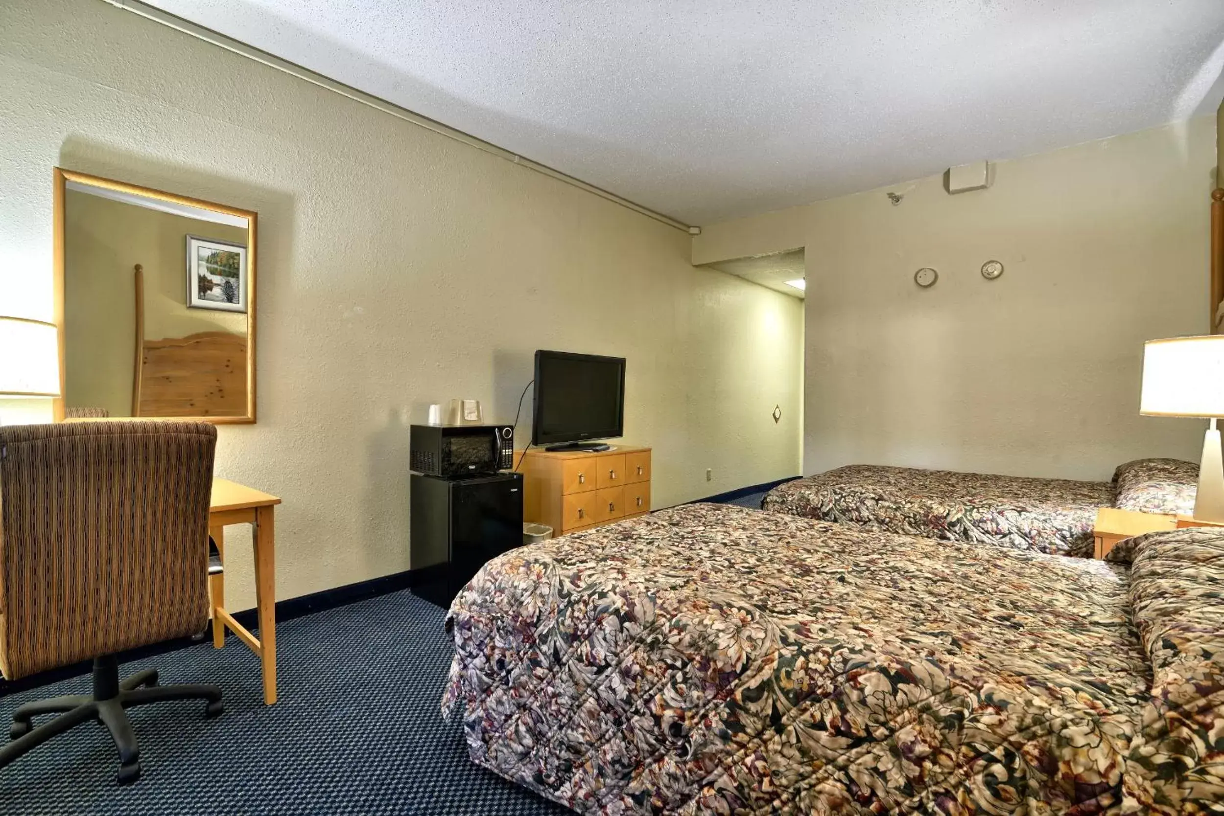 Photo of the whole room, Bed in Katahdin Inn & Suites