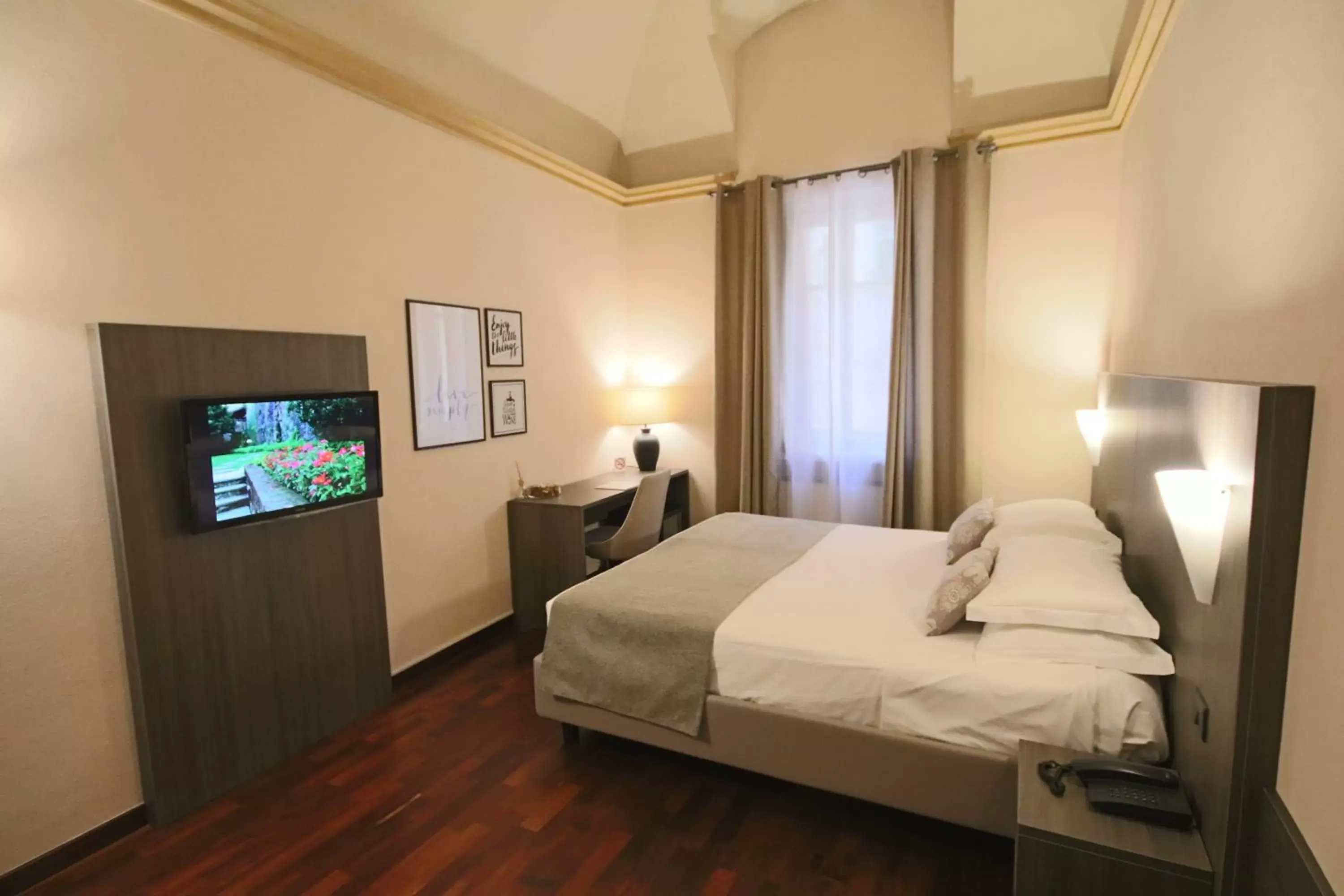 Communal lounge/ TV room, Bed in Hotel Boutique Antiche Mura