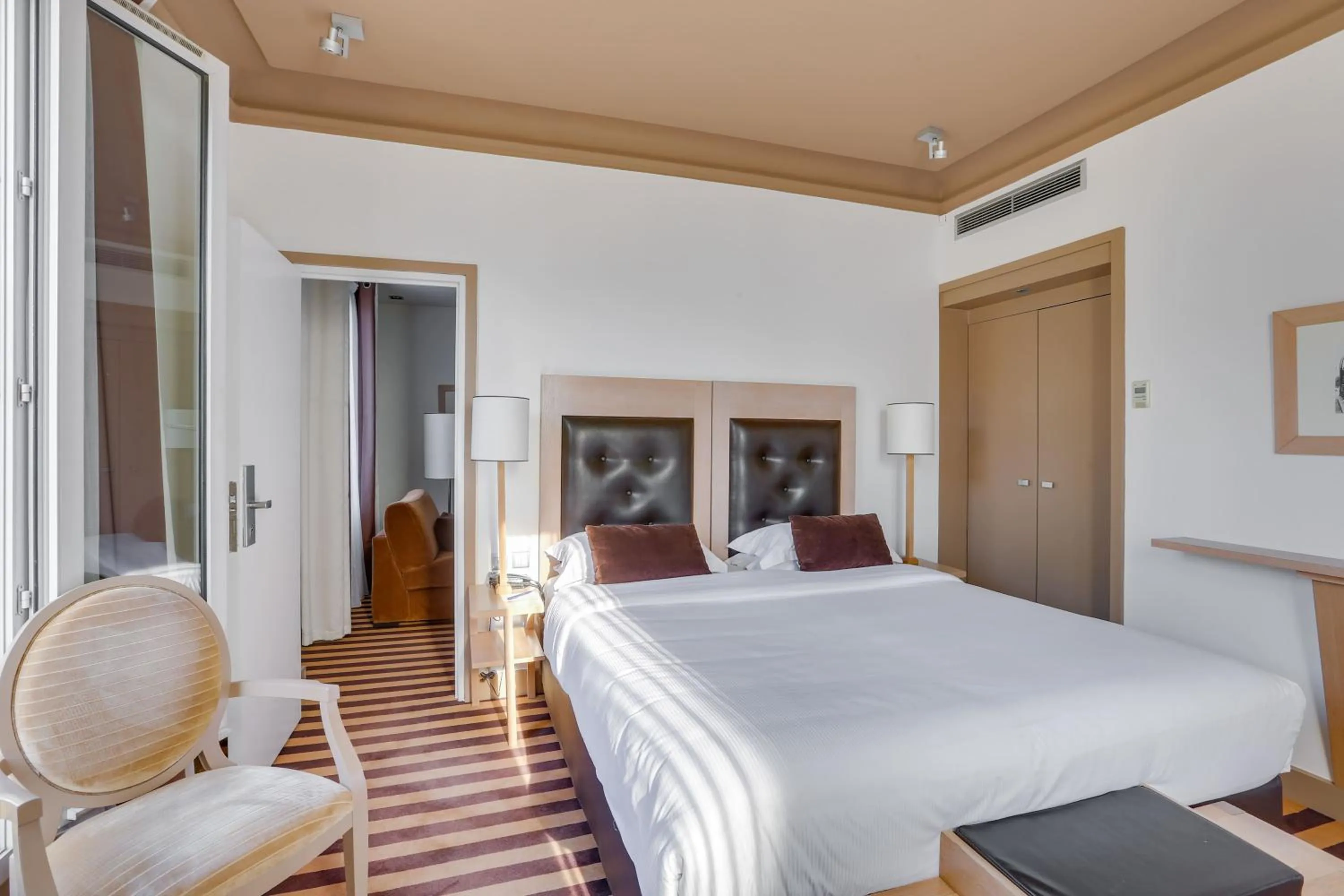 Photo of the whole room, Bed in Hotel Duret Paris Champs Elysées