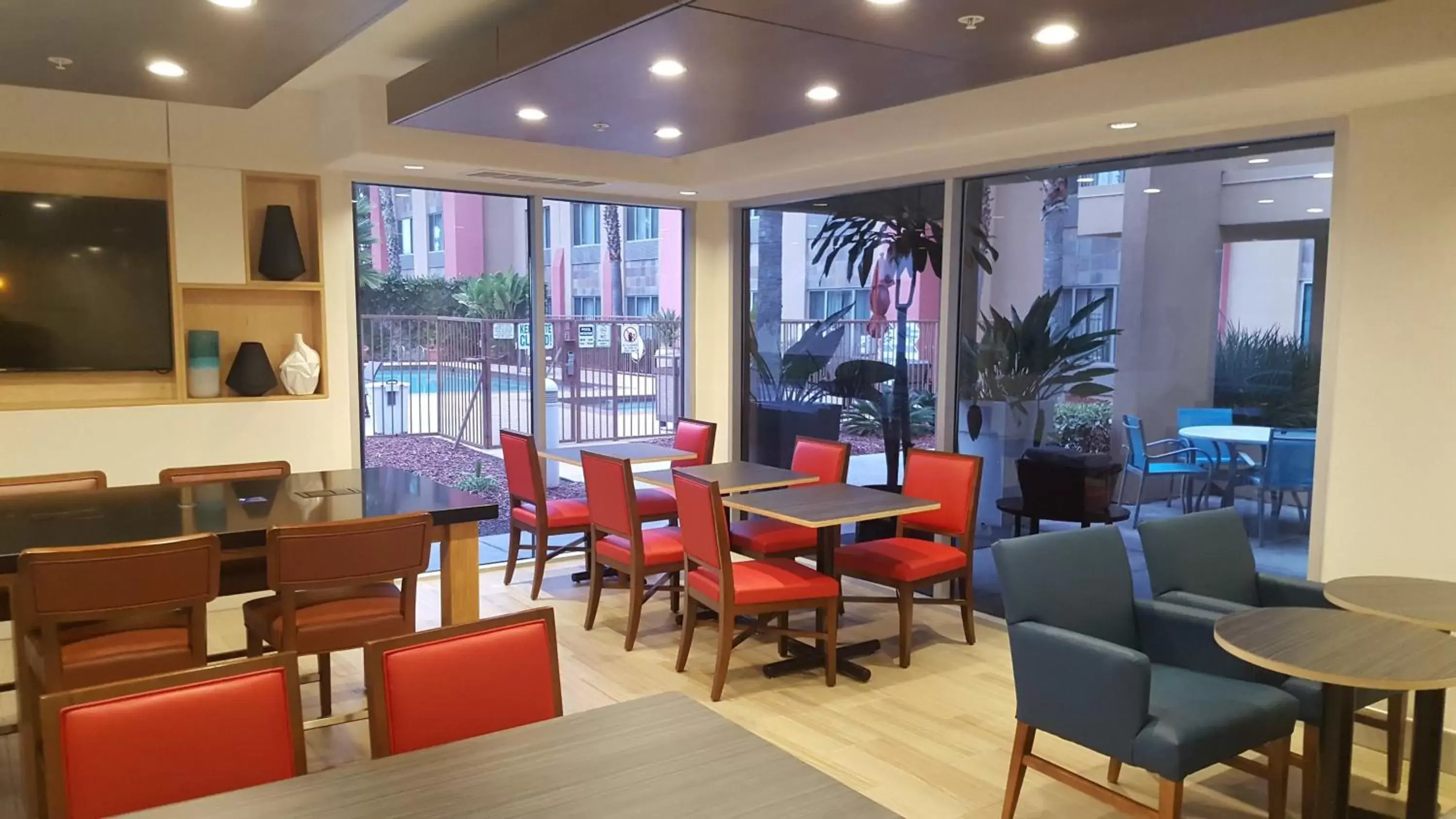 Breakfast, Lounge/Bar in Holiday Inn Express Fremont - Milpitas Central, an IHG Hotel