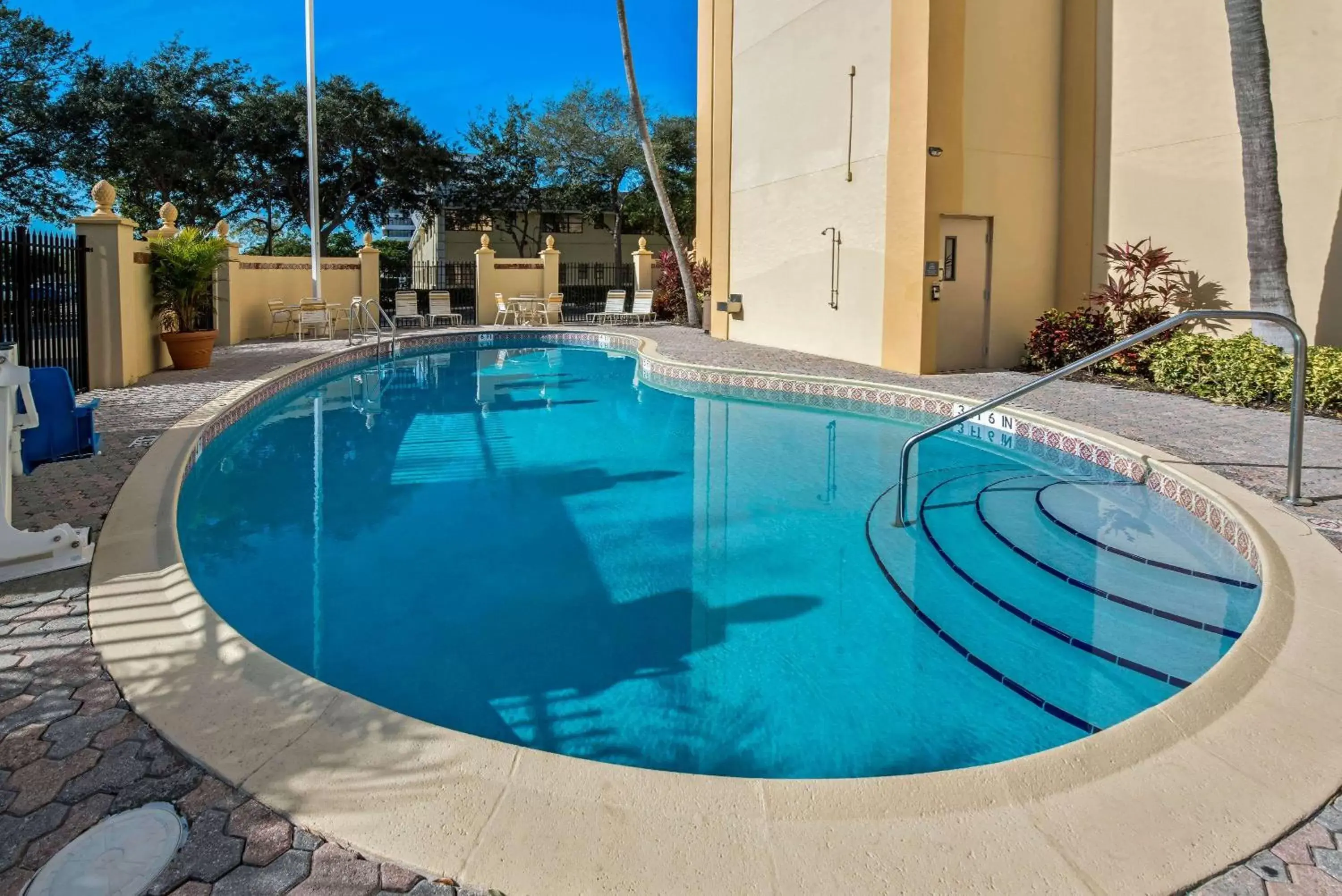 Pool view, Swimming Pool in La Quinta by Wyndham West Palm Beach Airport