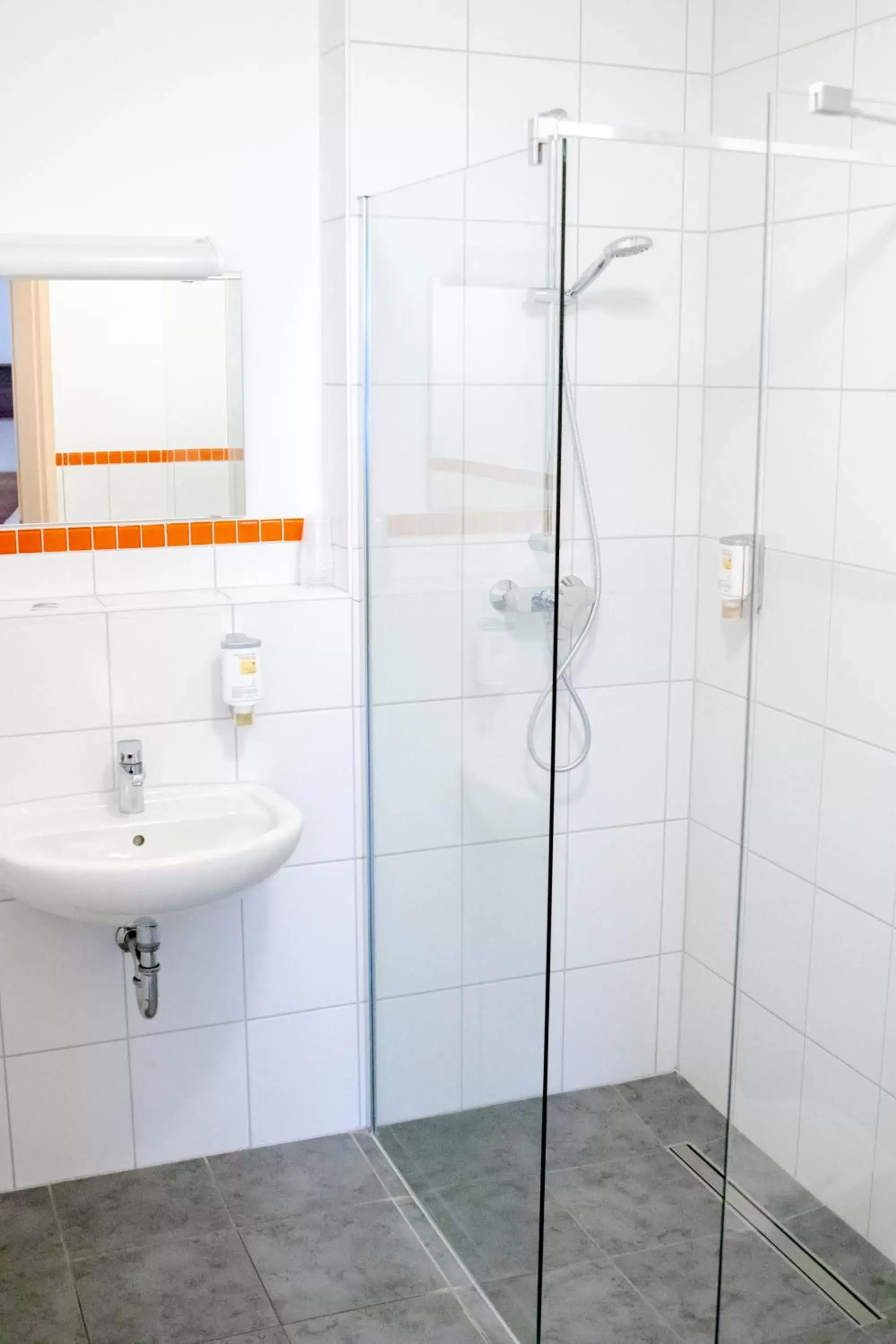 Bathroom in Orange Hotel und Apartments