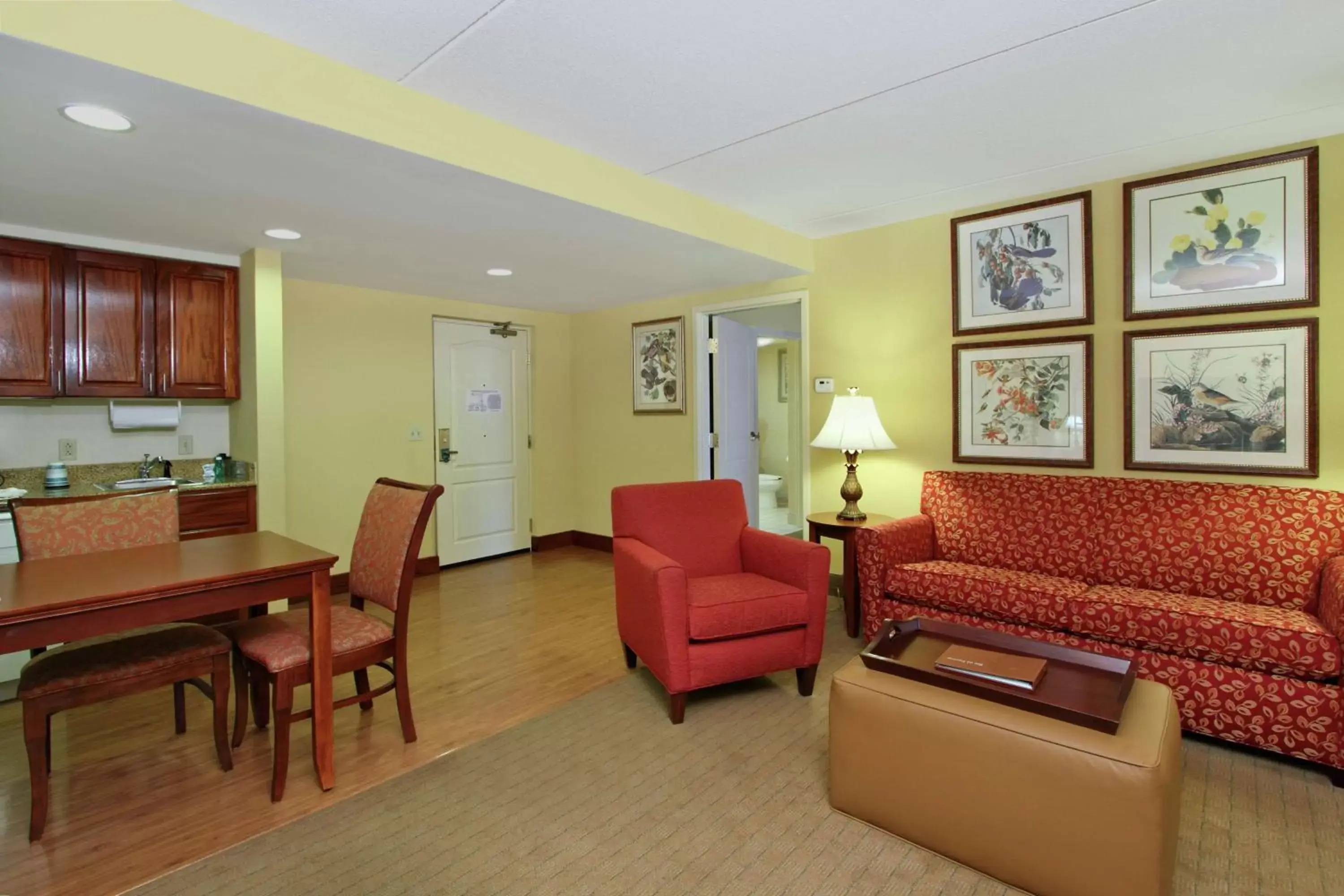 Living room, Seating Area in Homewood Suites by Hilton Chesapeake - Greenbrier