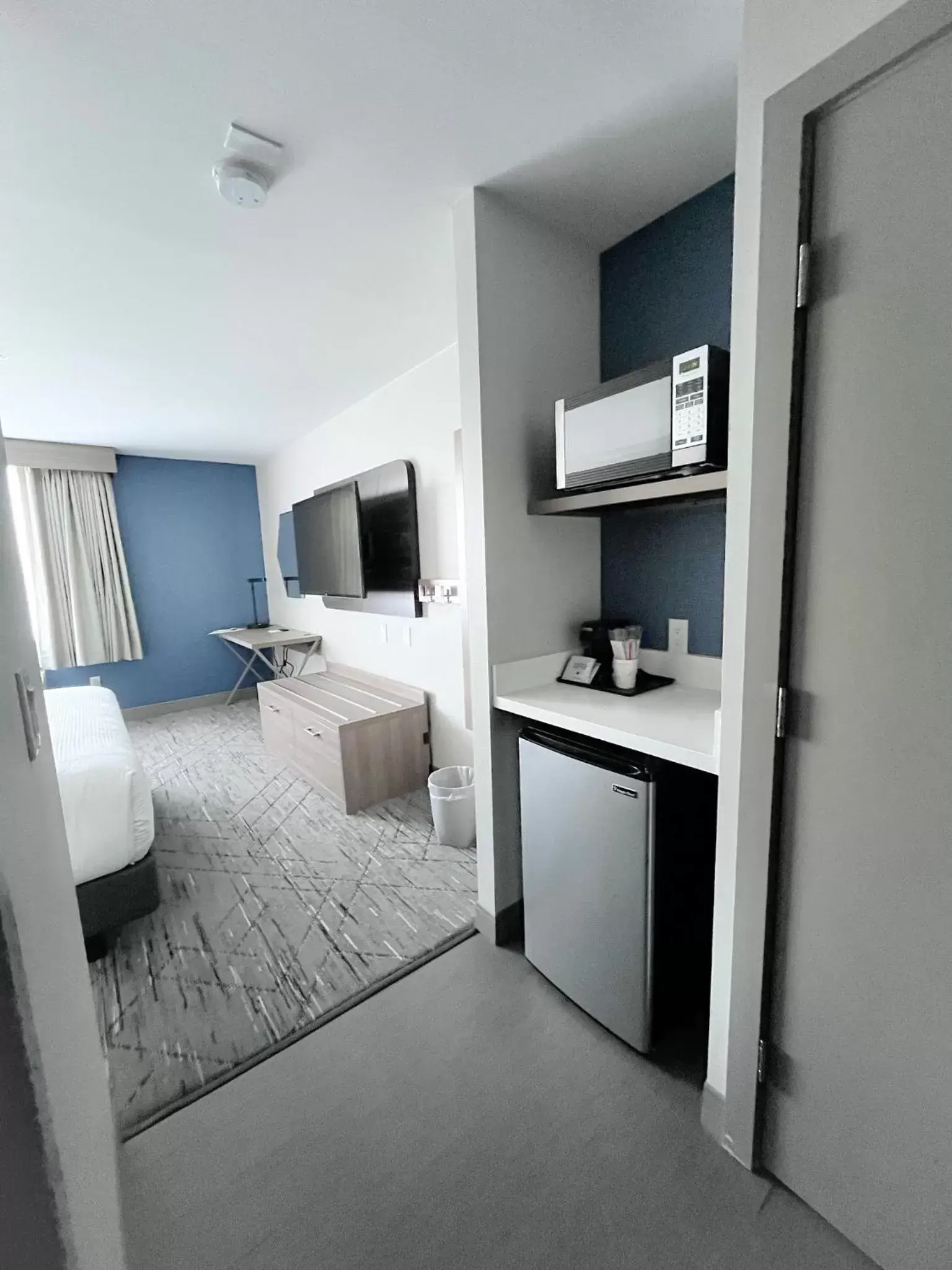 Photo of the whole room, TV/Entertainment Center in Holiday Inn Express Federal Way - Seattle South, an IHG Hotel Photo of the whole room, TV/Entertainment Center in Holiday Inn Express Federal Way - Seattle South, an IHG Hotel