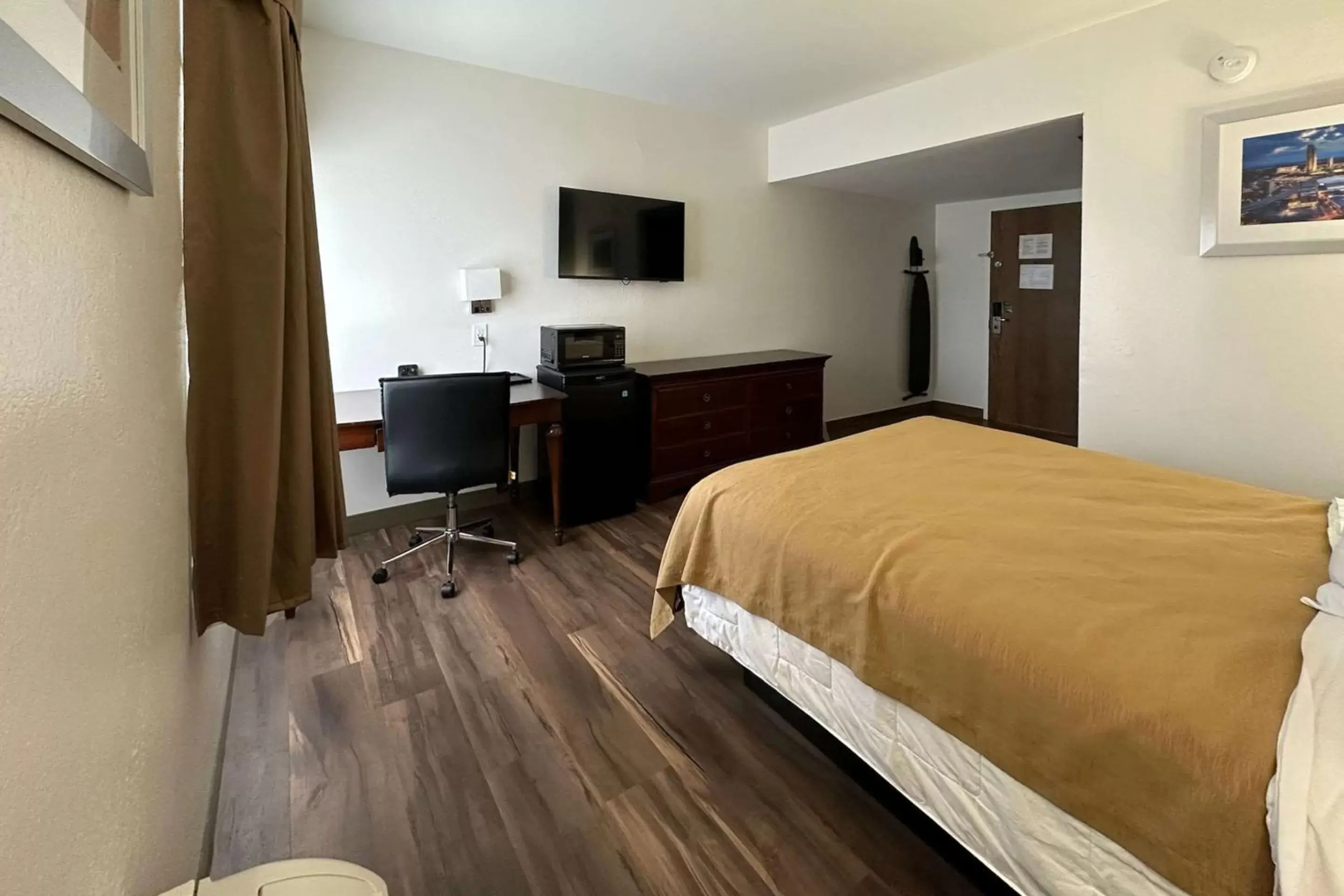 Bedroom, TV/Entertainment Center in Quality Inn & Suites Albany Airport