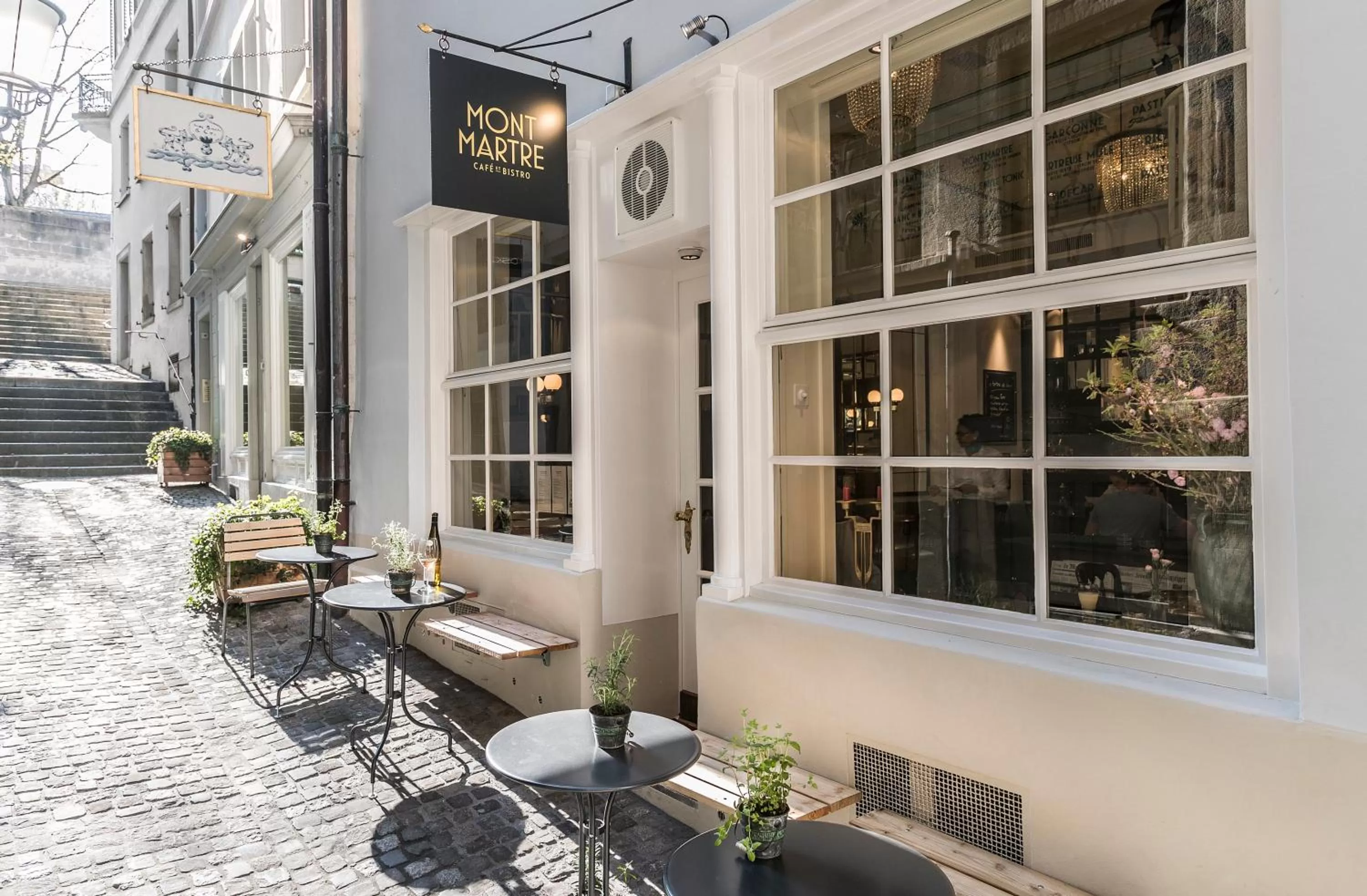 Property building, Restaurant/Places to Eat in Montmartre