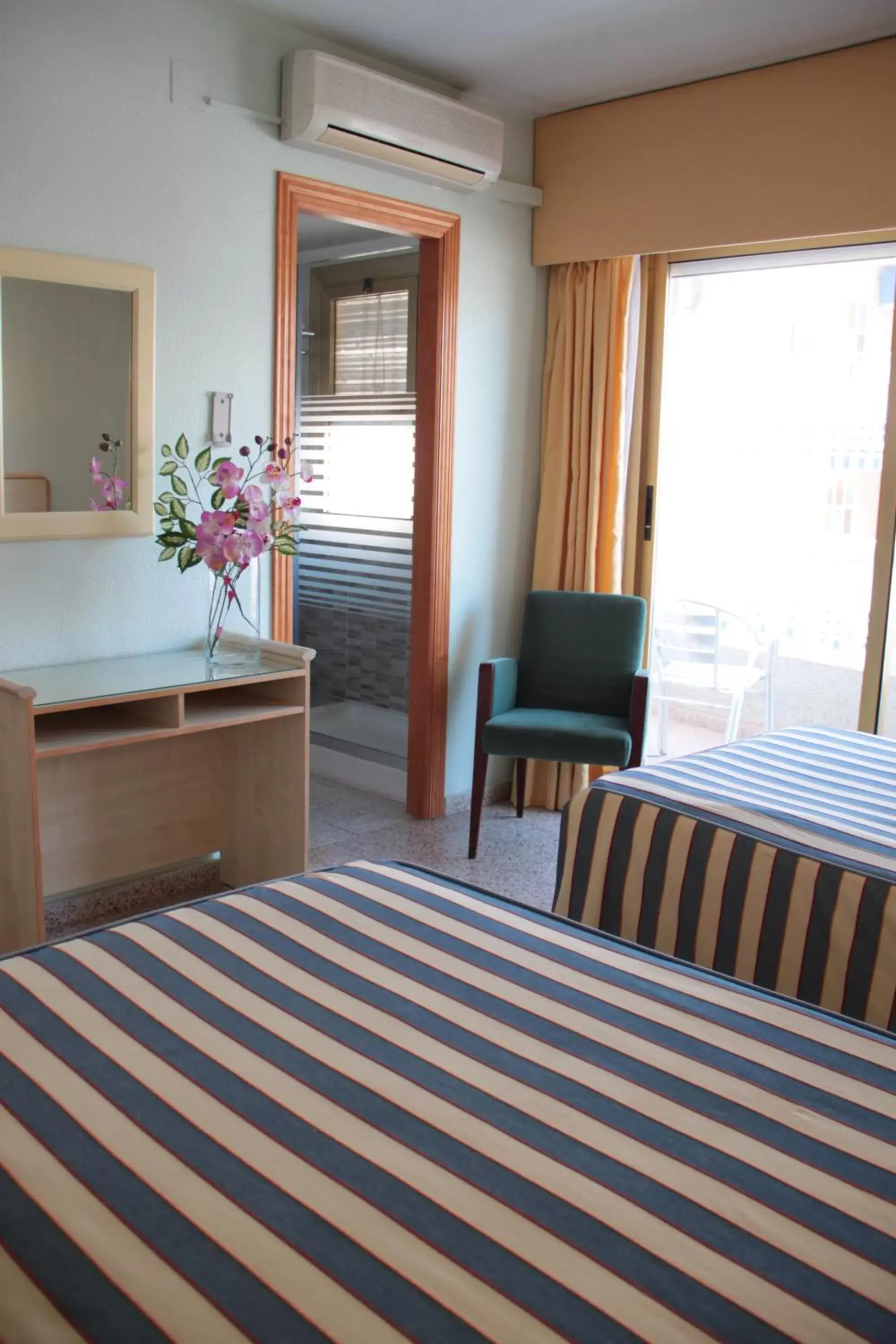 Day, Bed in Hotel Mediterráneo