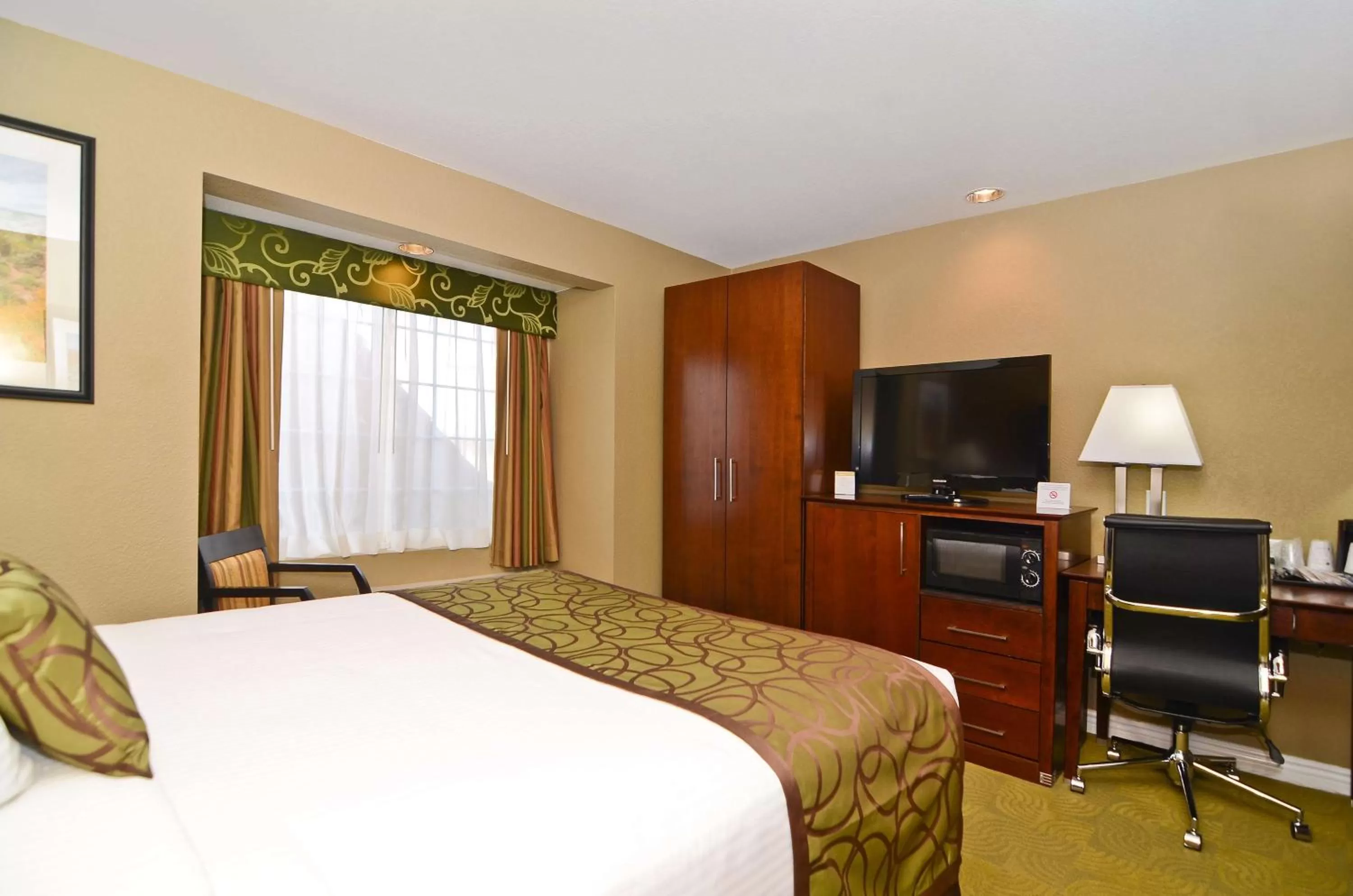 King Suite - Disability Access/Bathtub in Best Western California City Inn & Suites