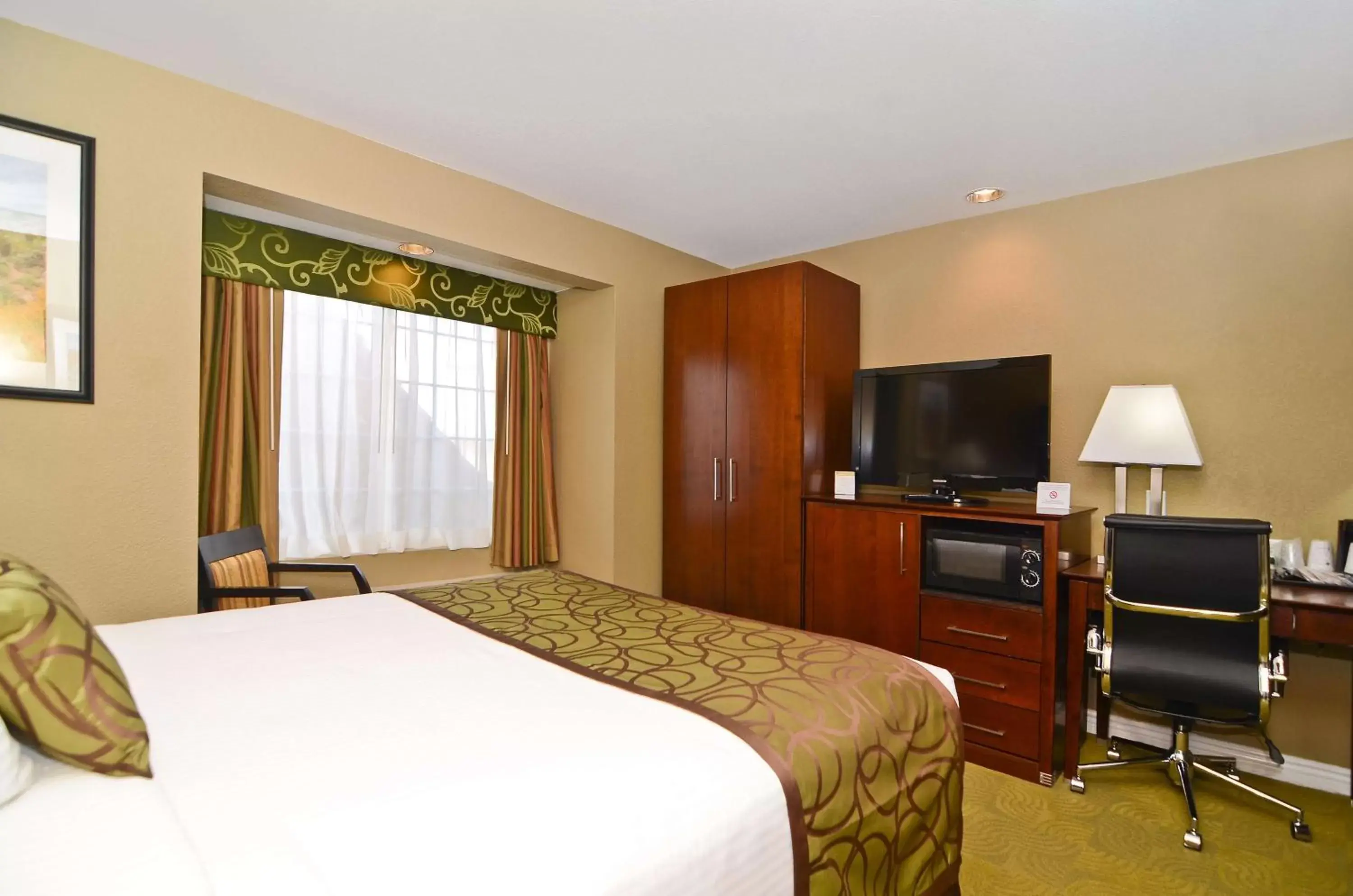Photo of the whole room, Bed in Best Western California City Inn & Suites