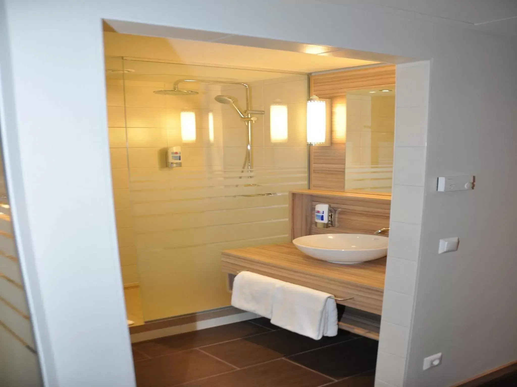 Shower, Bathroom in Leonardo Hotel Vienna Hauptbahnhof