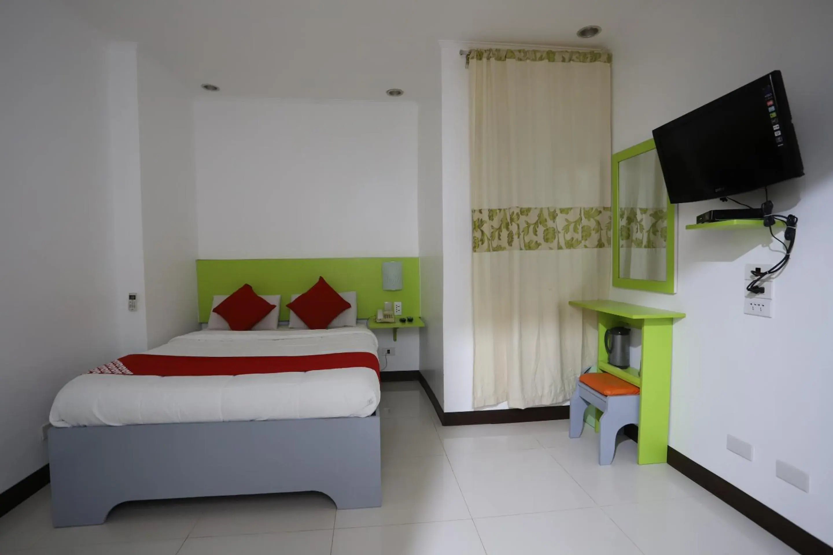 Bedroom, Bed in OYO 210 Apple Tree Suites