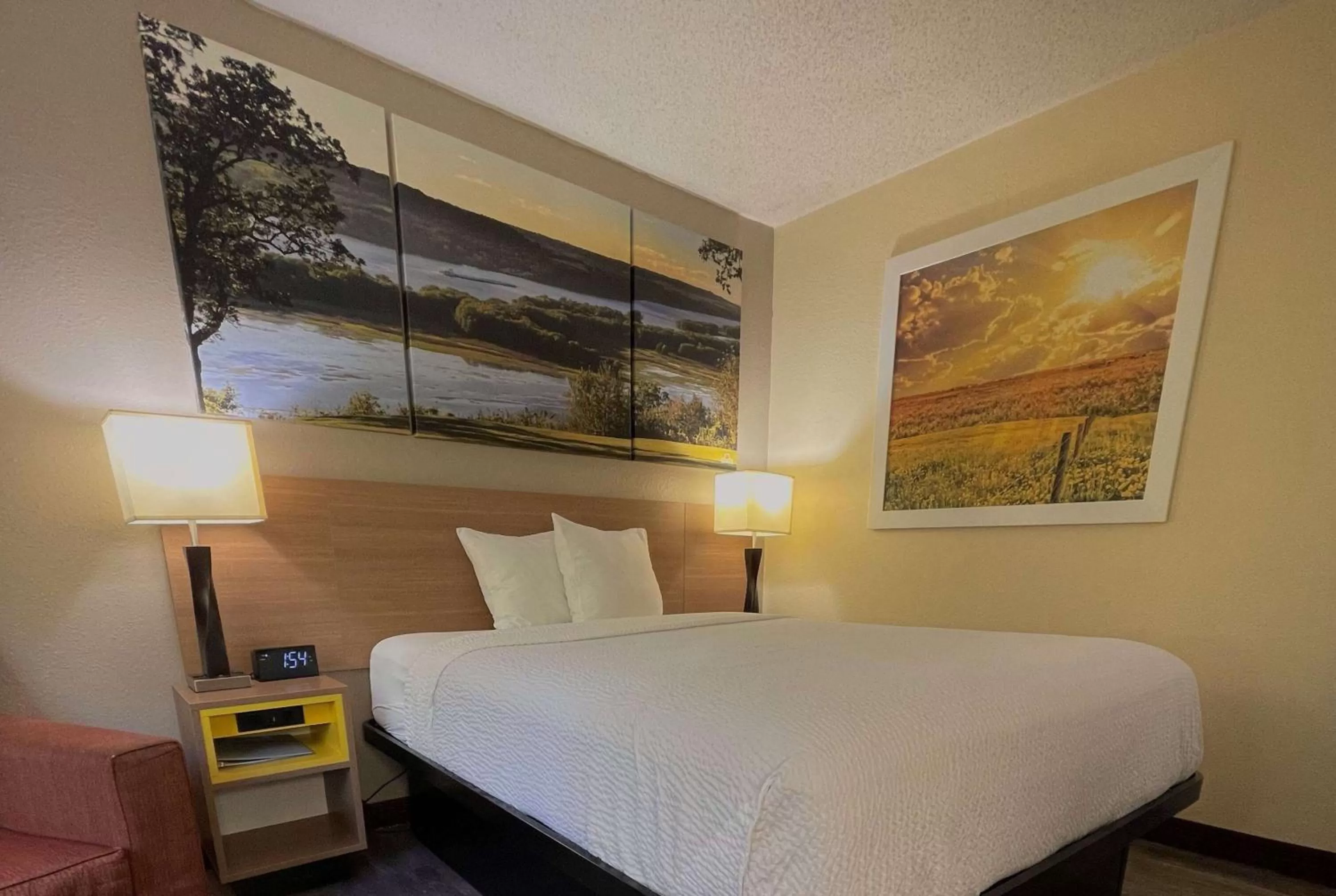Queen Room - Disability Access - Non-Smoking in Days Inn & Suites by Wyndham Kaukauna WI