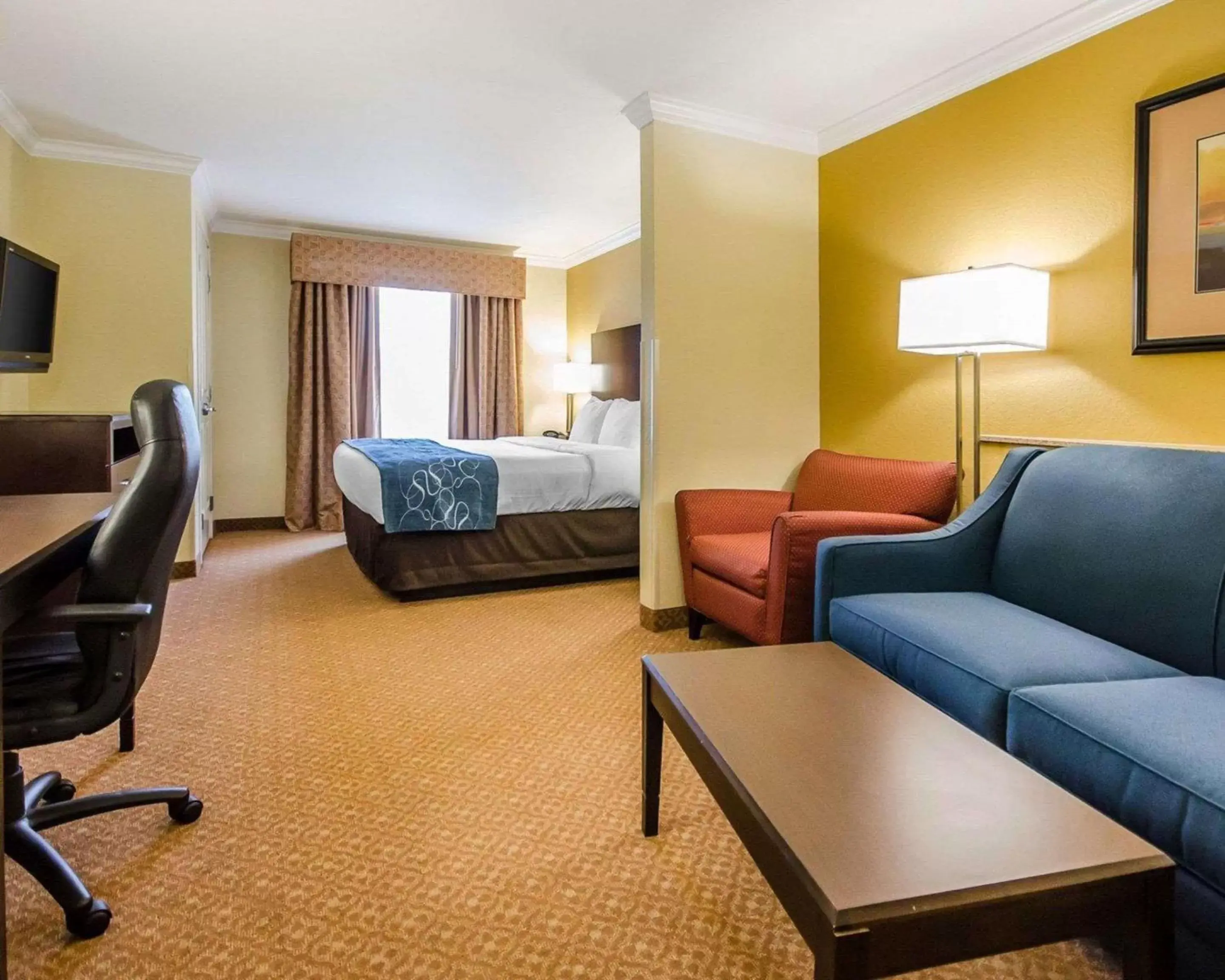 Photo of the whole room in Comfort Suites Elizabethtown