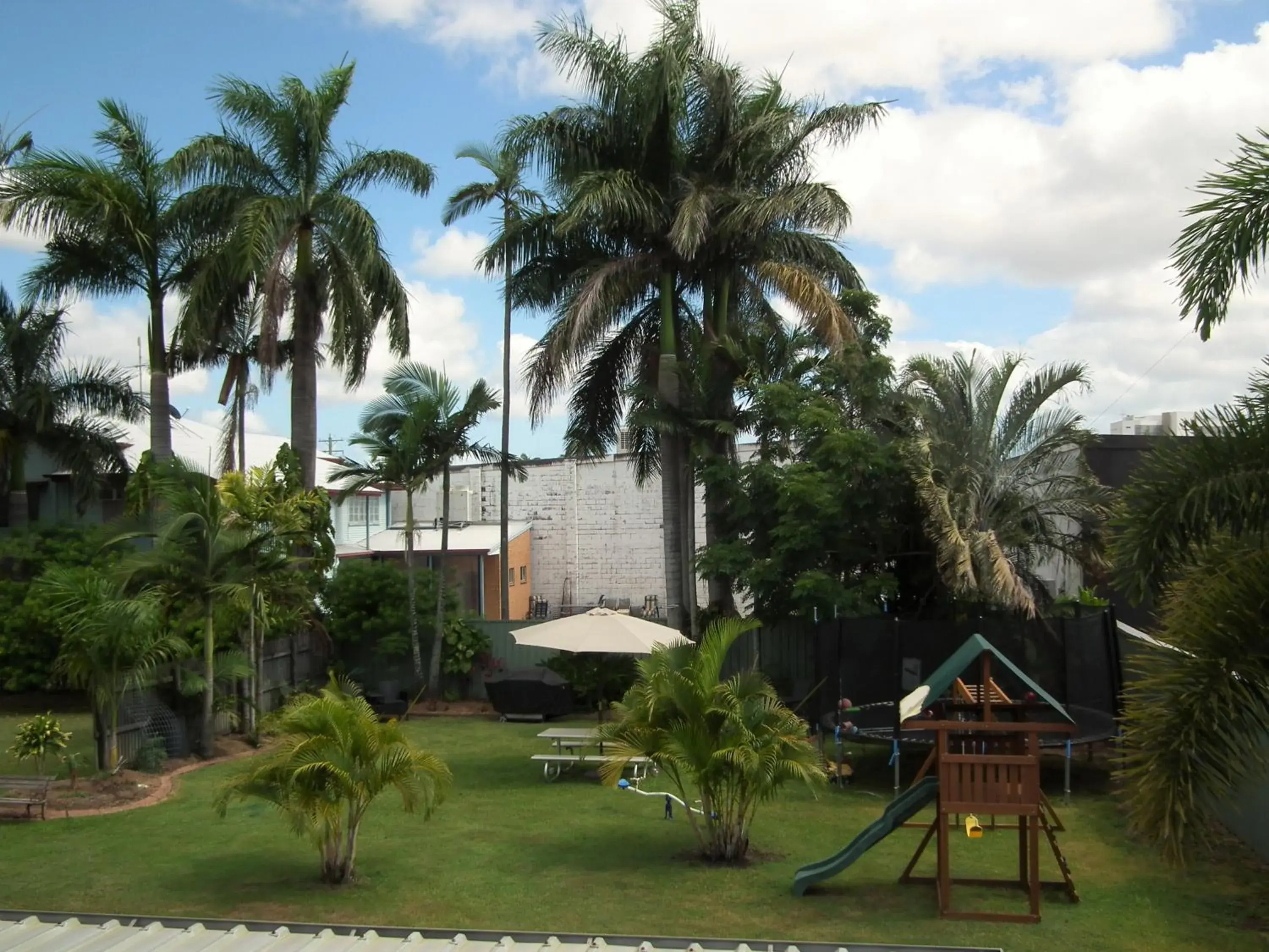 Garden, Property Building in Paradise Motel