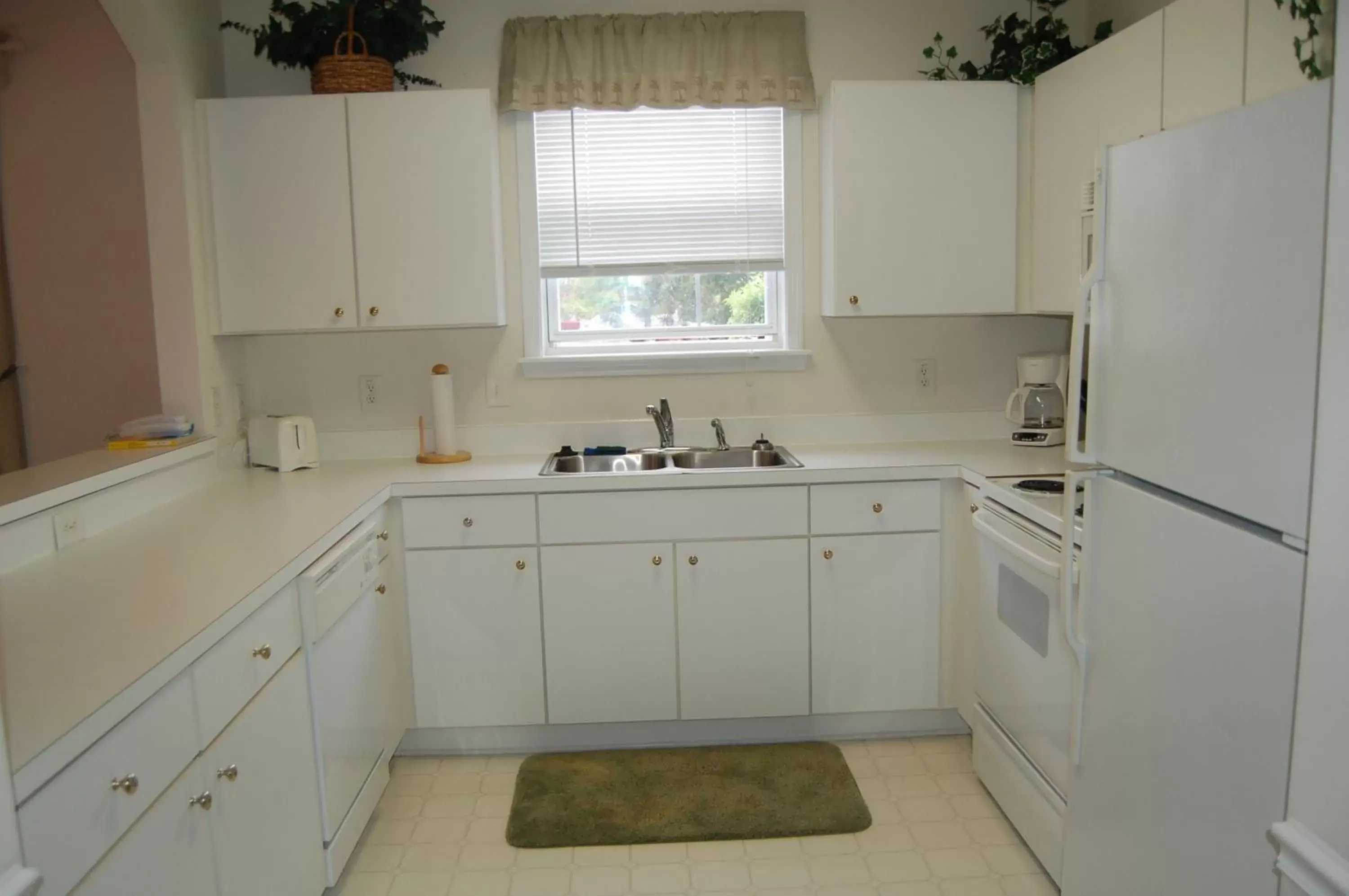 Kitchen or kitchenette, Kitchen/Kitchenette in Barefoot Resort Golf & Yacht Club Villas