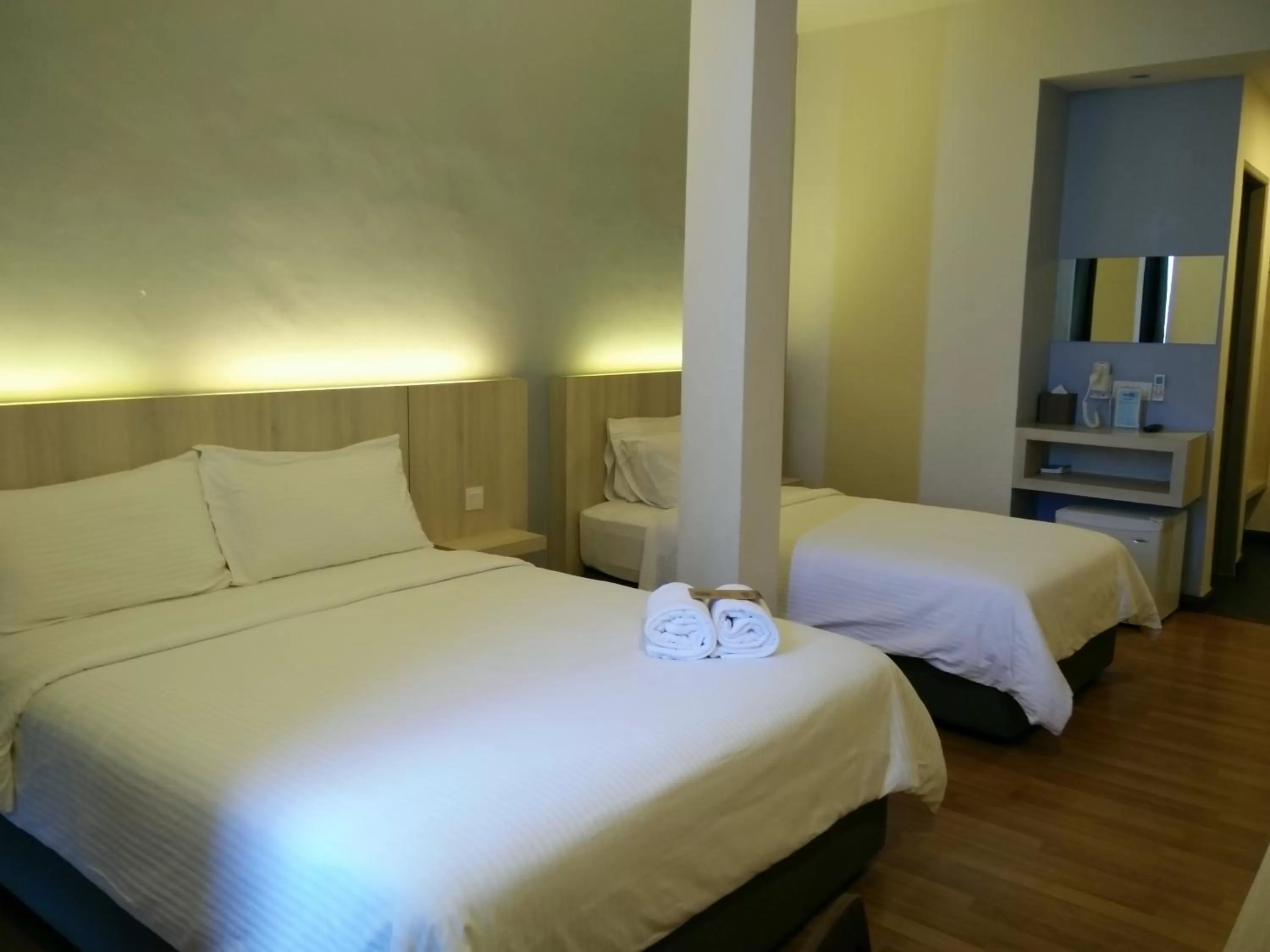 Photo of the whole room, Bed in Inn86