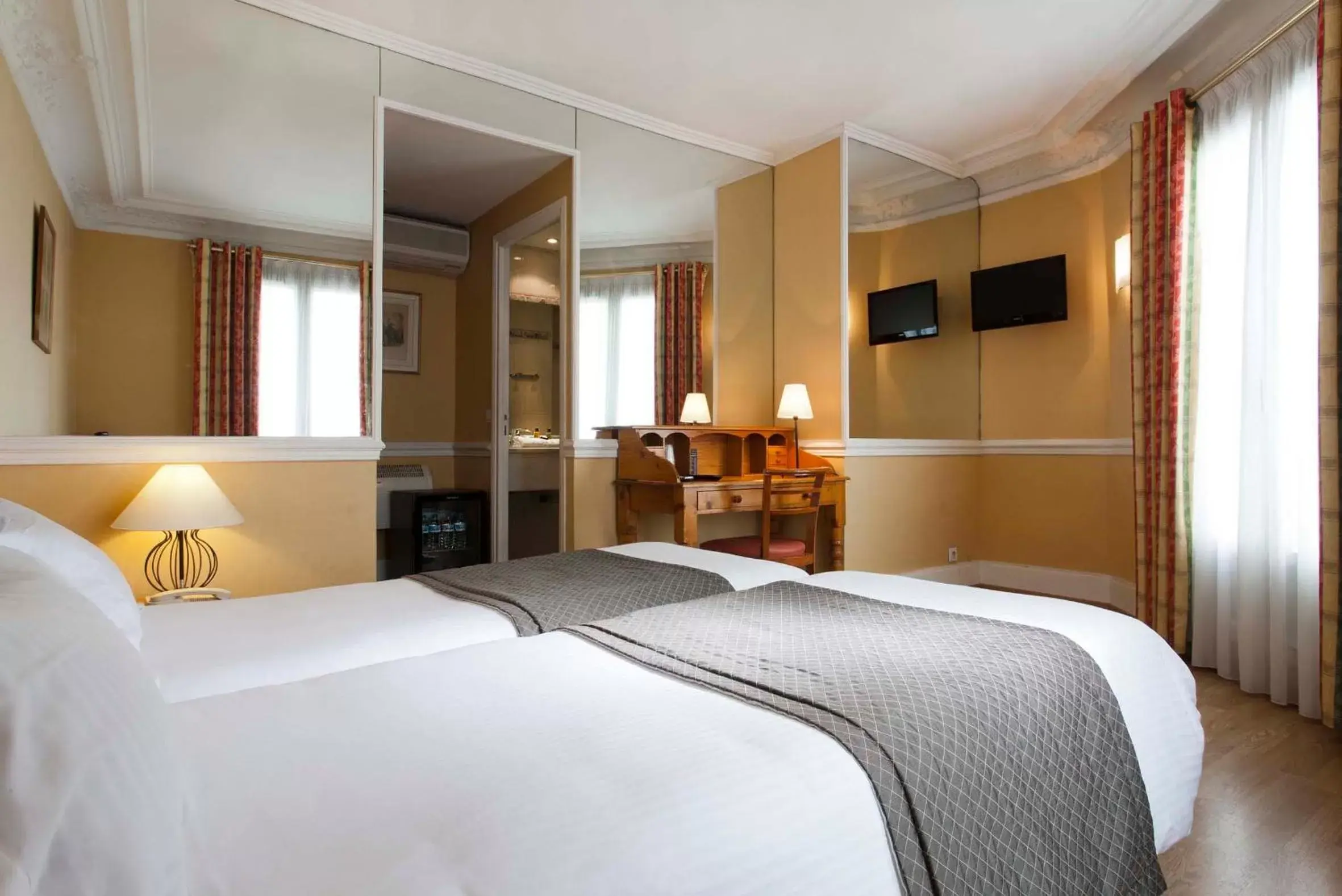 Photo of the whole room, Bed in Hotel Claude Bernard Saint-Germain