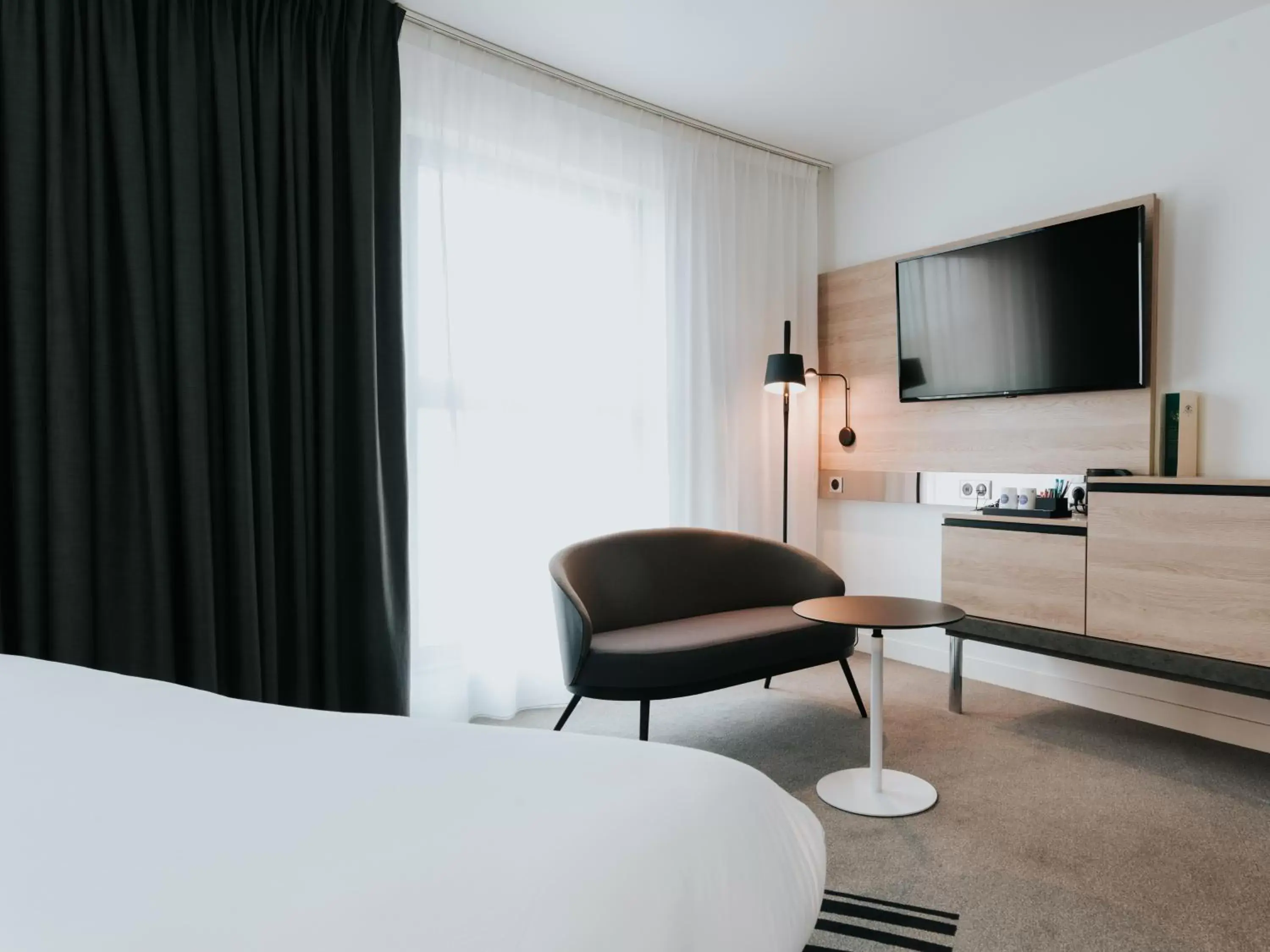 Staff, TV/Entertainment Center in Novotel Angers Centre Gare