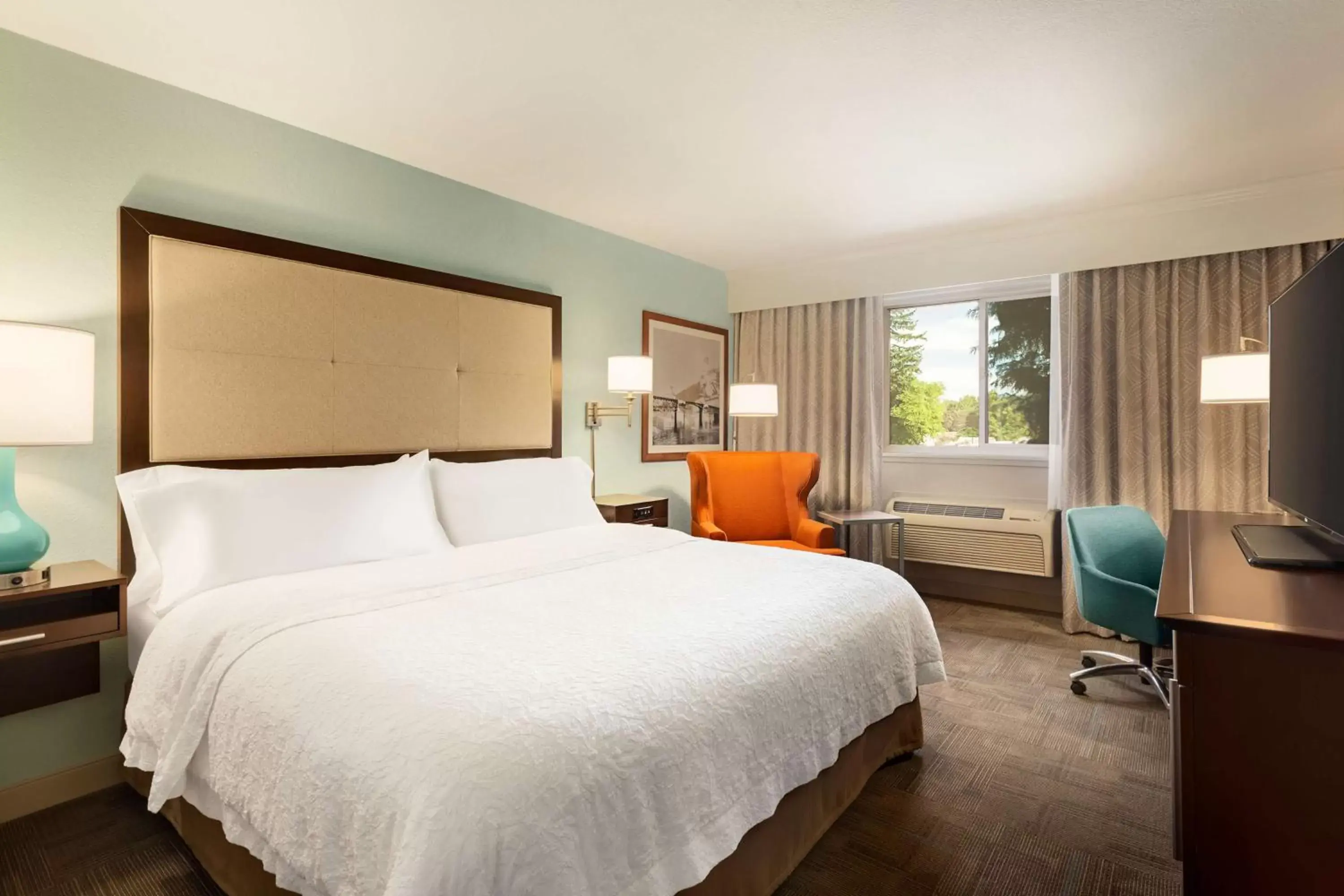 Bedroom, Bed in Hampton Inn - Portland/Clackamas