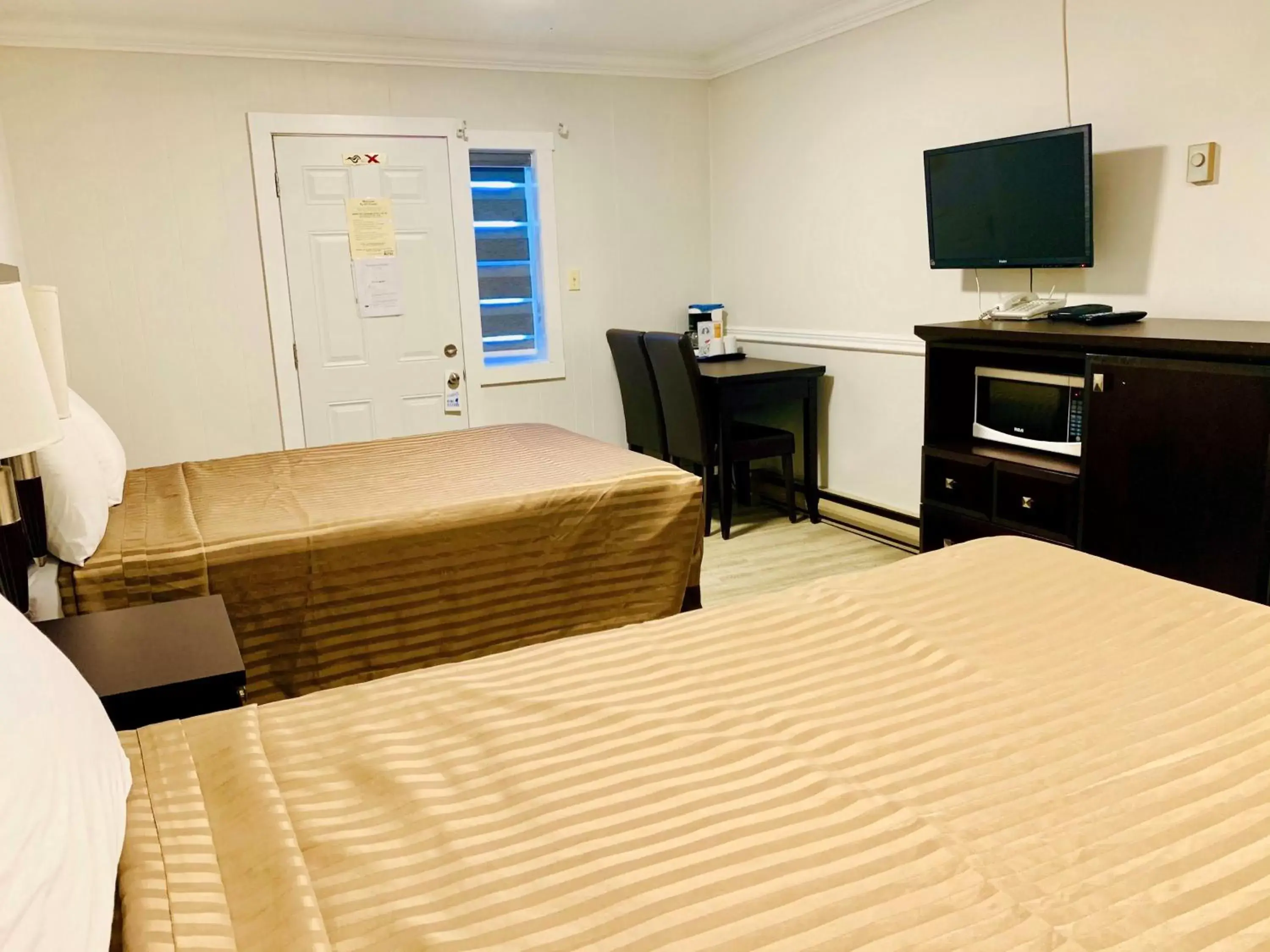 Coffee/tea facilities, Bed in Traveler's Motel Penticton
