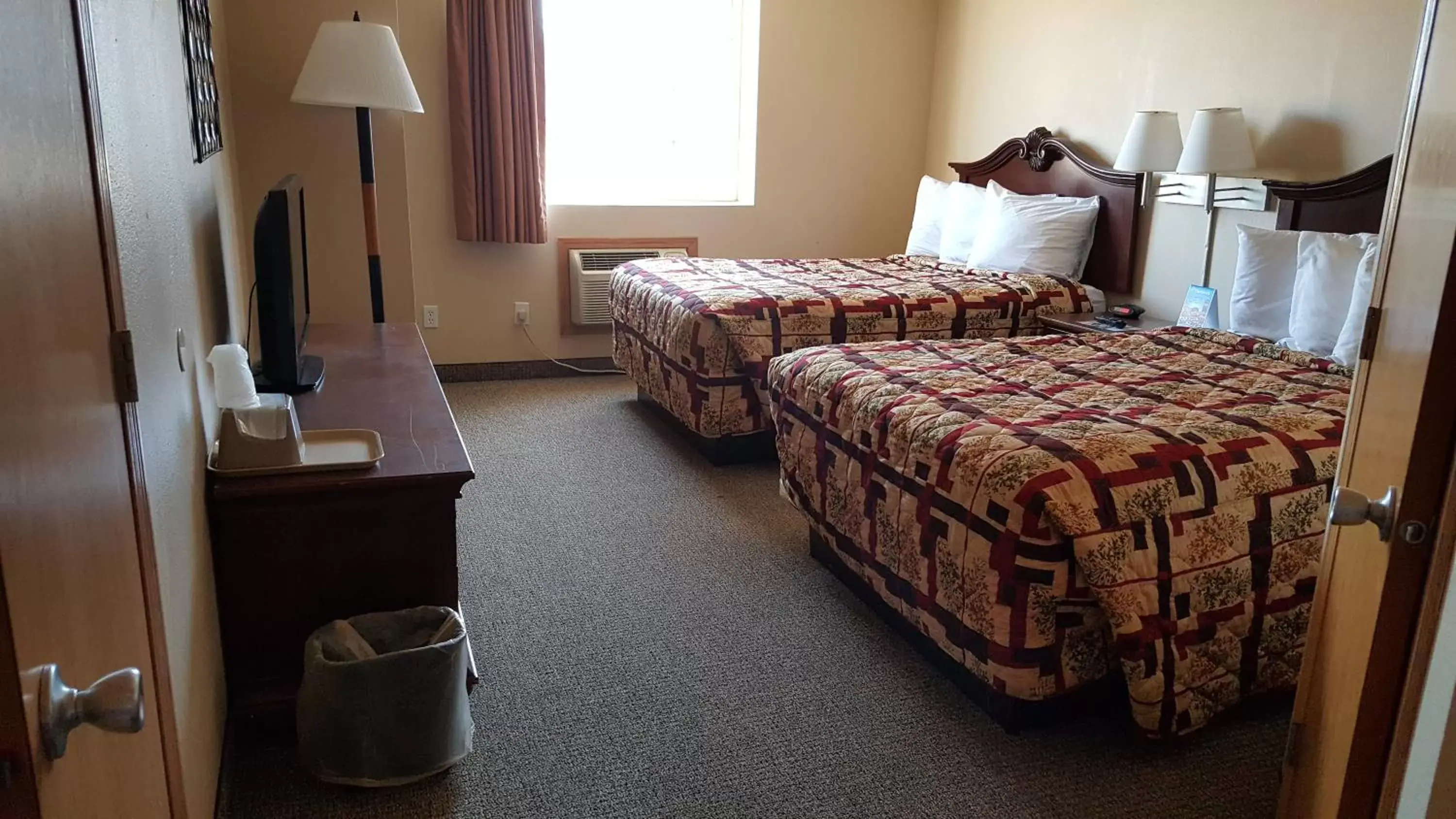 Bedroom, Bed in Knights Inn and Suites - Grand Forks