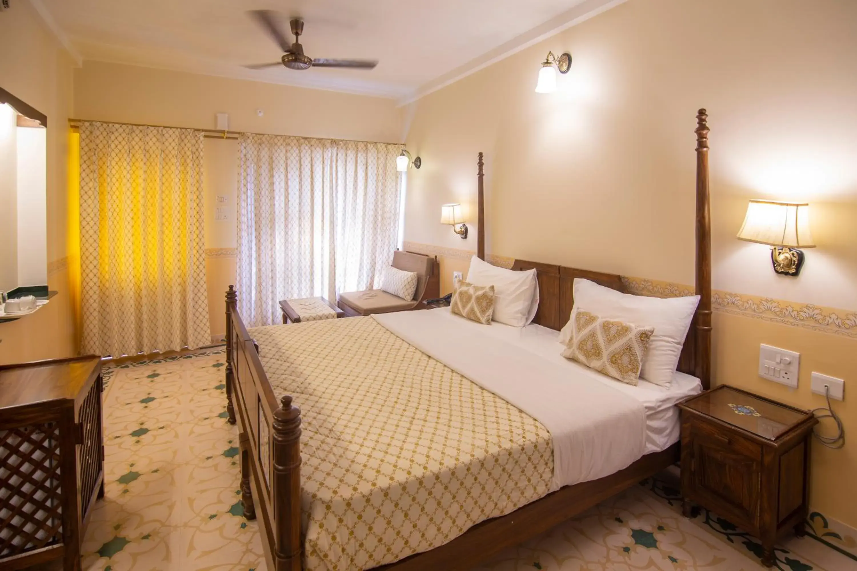 Bed in Jai Niwas Garden Hotel