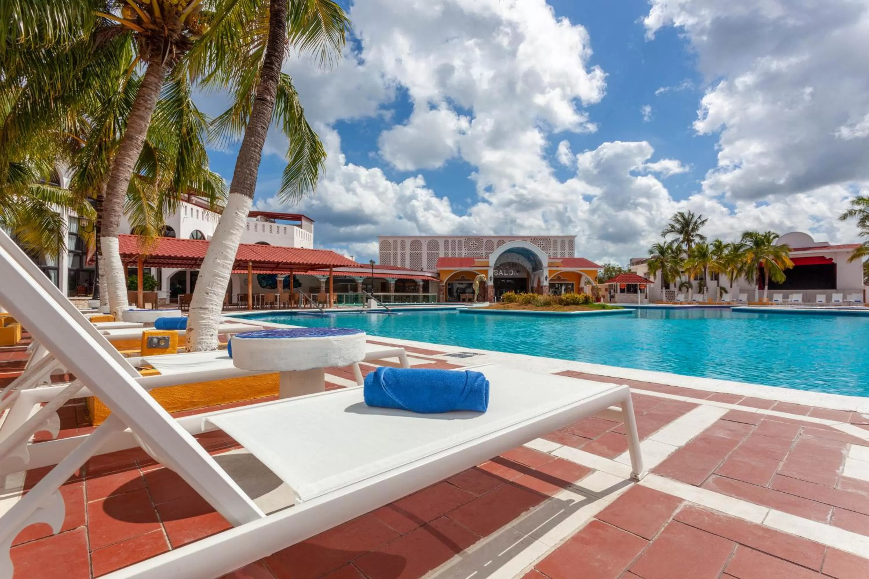 Lounge or bar in Cozumel Hotel & Resort Trademark Collection by Wyndham
