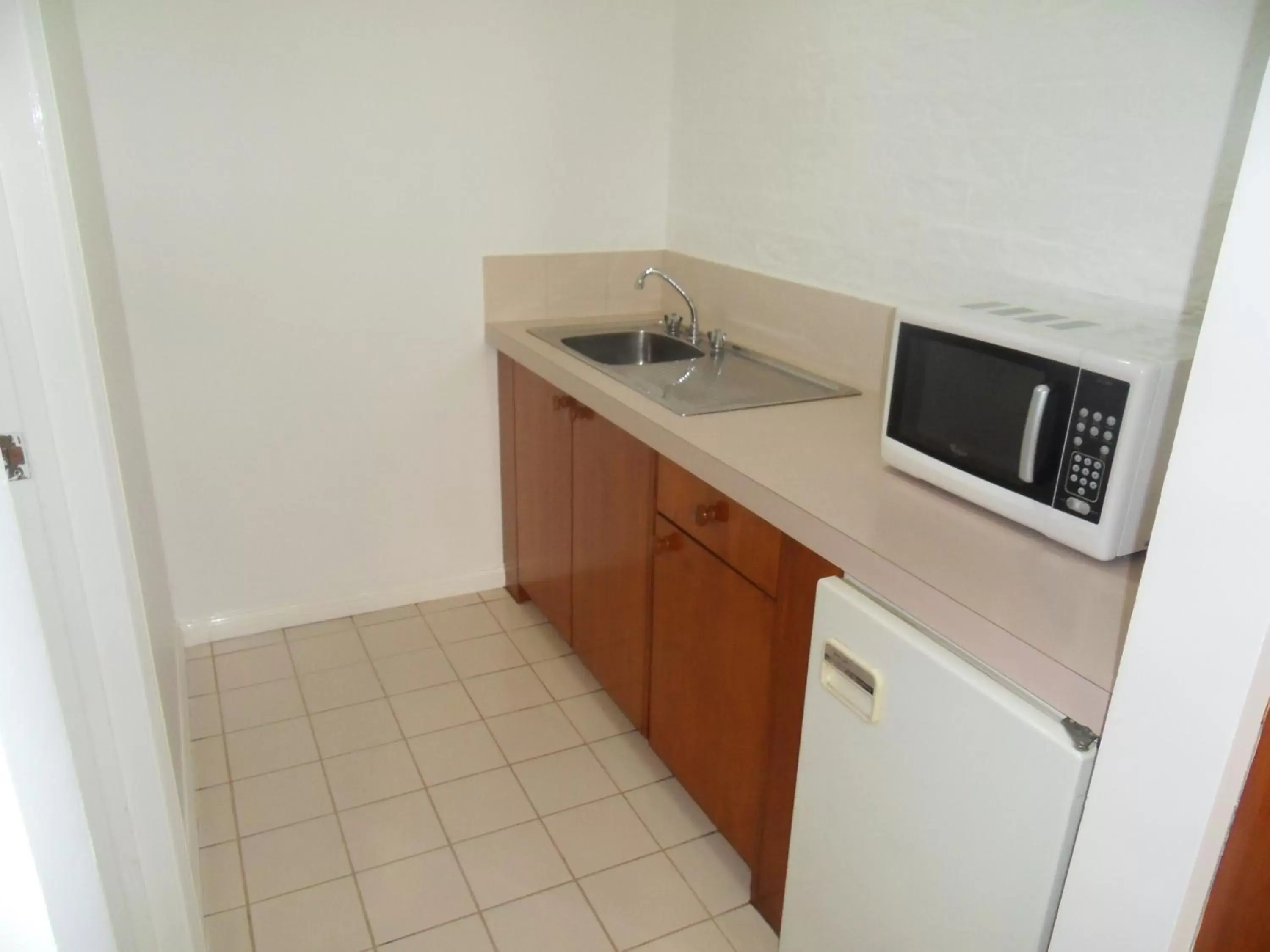 Kitchen or kitchenette, Kitchen/Kitchenette in Swaggers Motor Inn