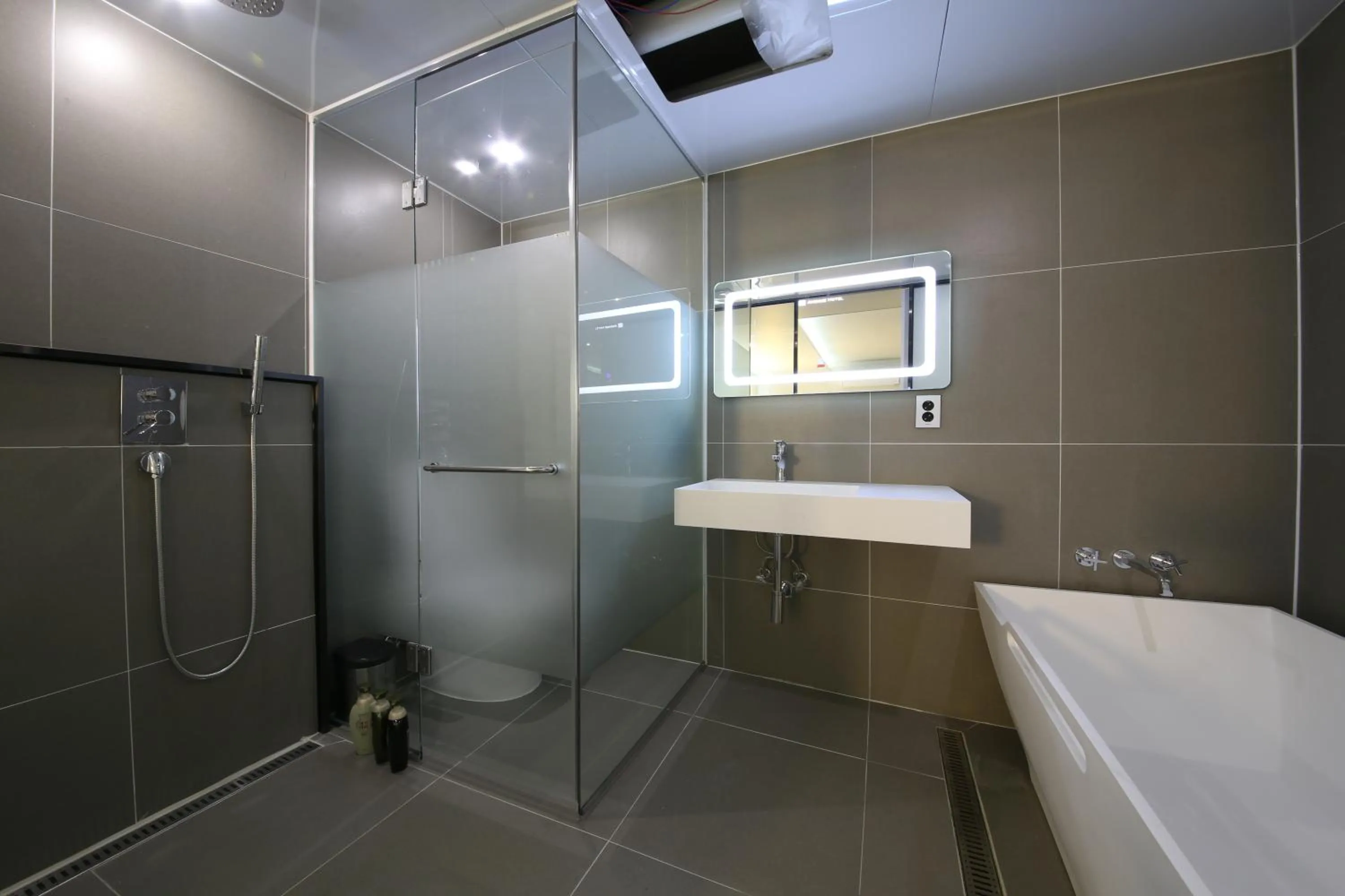 Toilet in Avenue Hotel