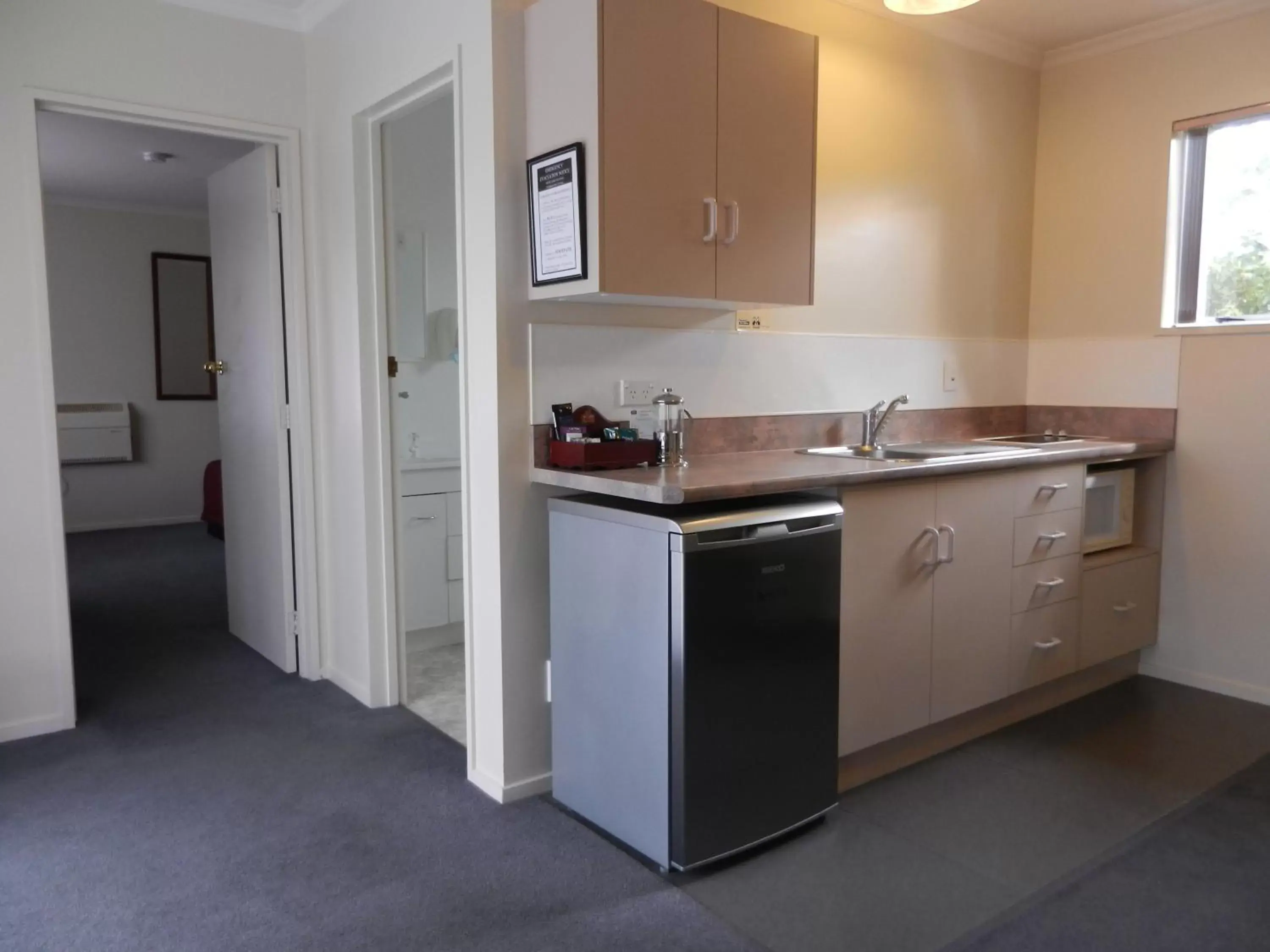 Coffee/tea facilities, Kitchen/Kitchenette in Amber Court Motel