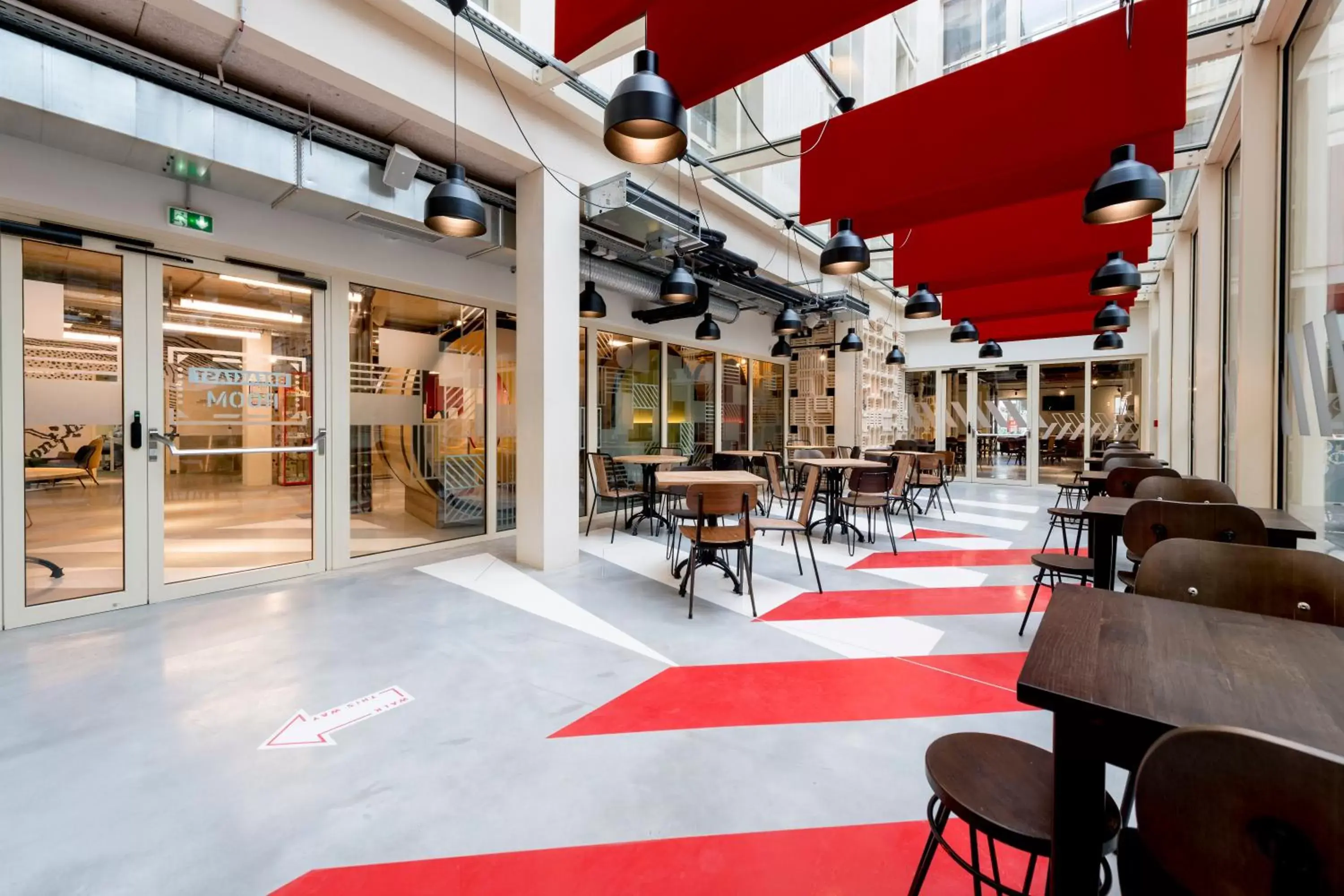 Seating area in MEININGER Hotel Bordeaux Gare Saint-Jean