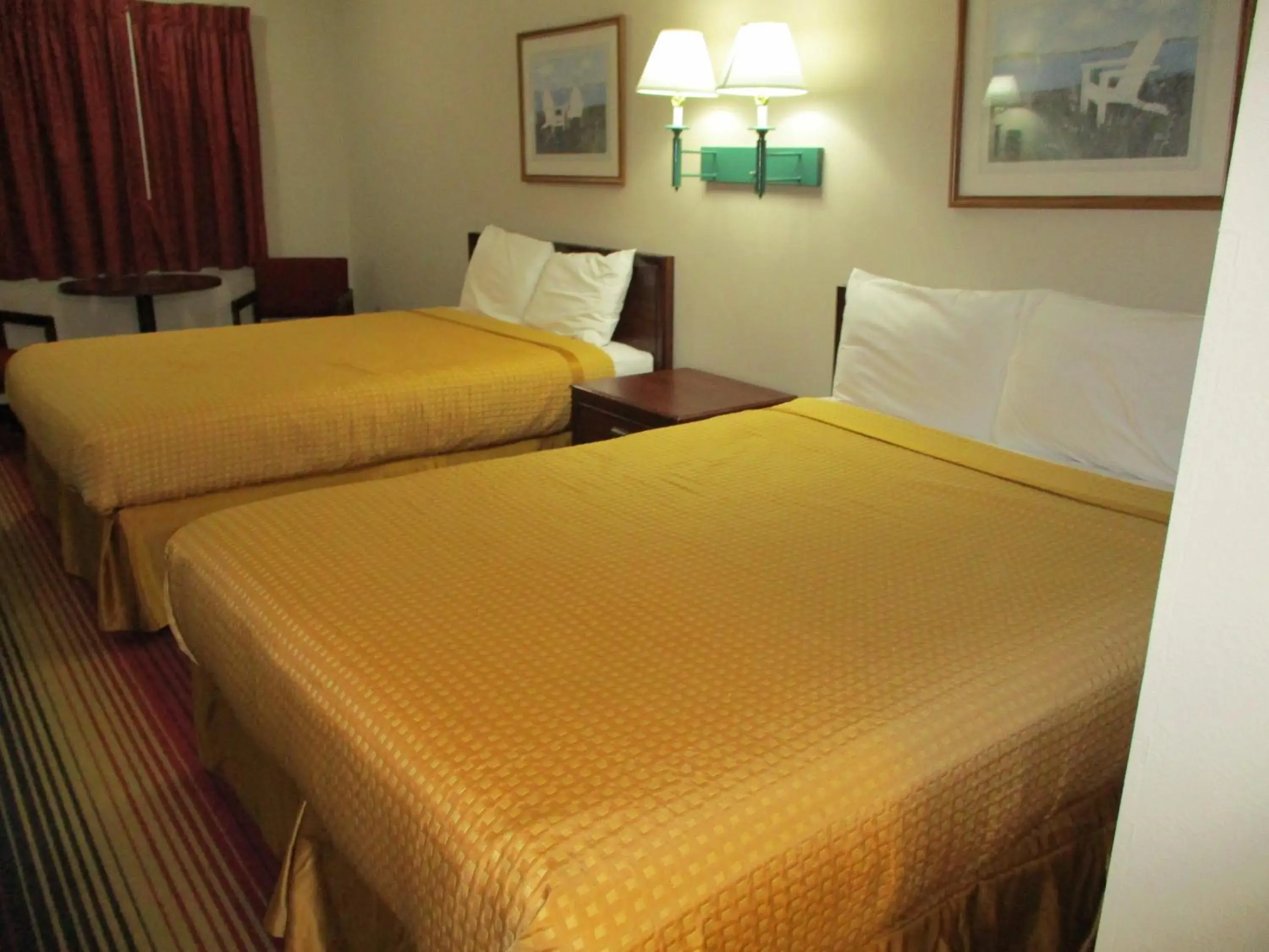 Photo of the whole room, Bed in Travelodge by Wyndham Spirit Lake/Okoboji