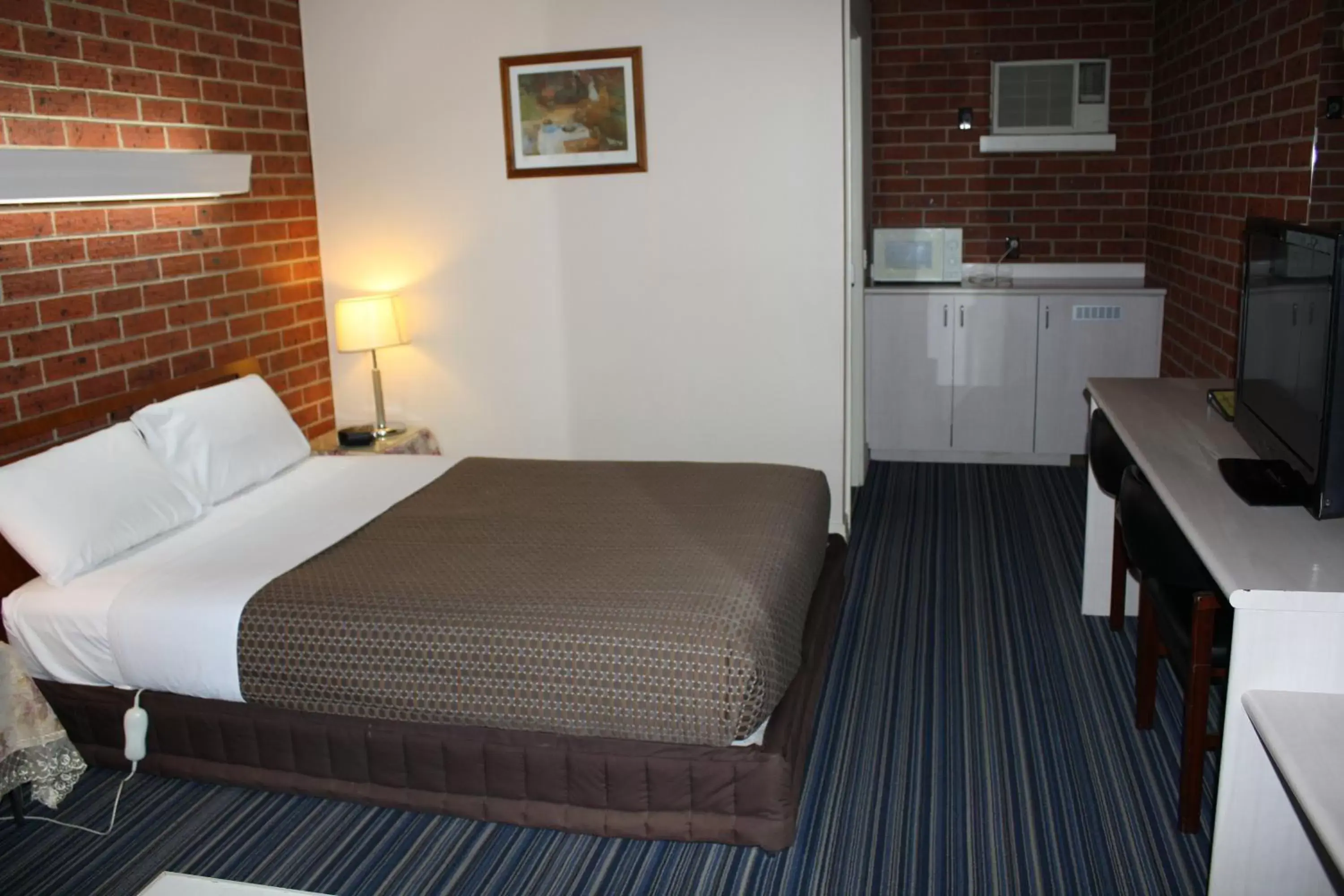 Photo of the whole room, Bed in Carnegie Motor Inn