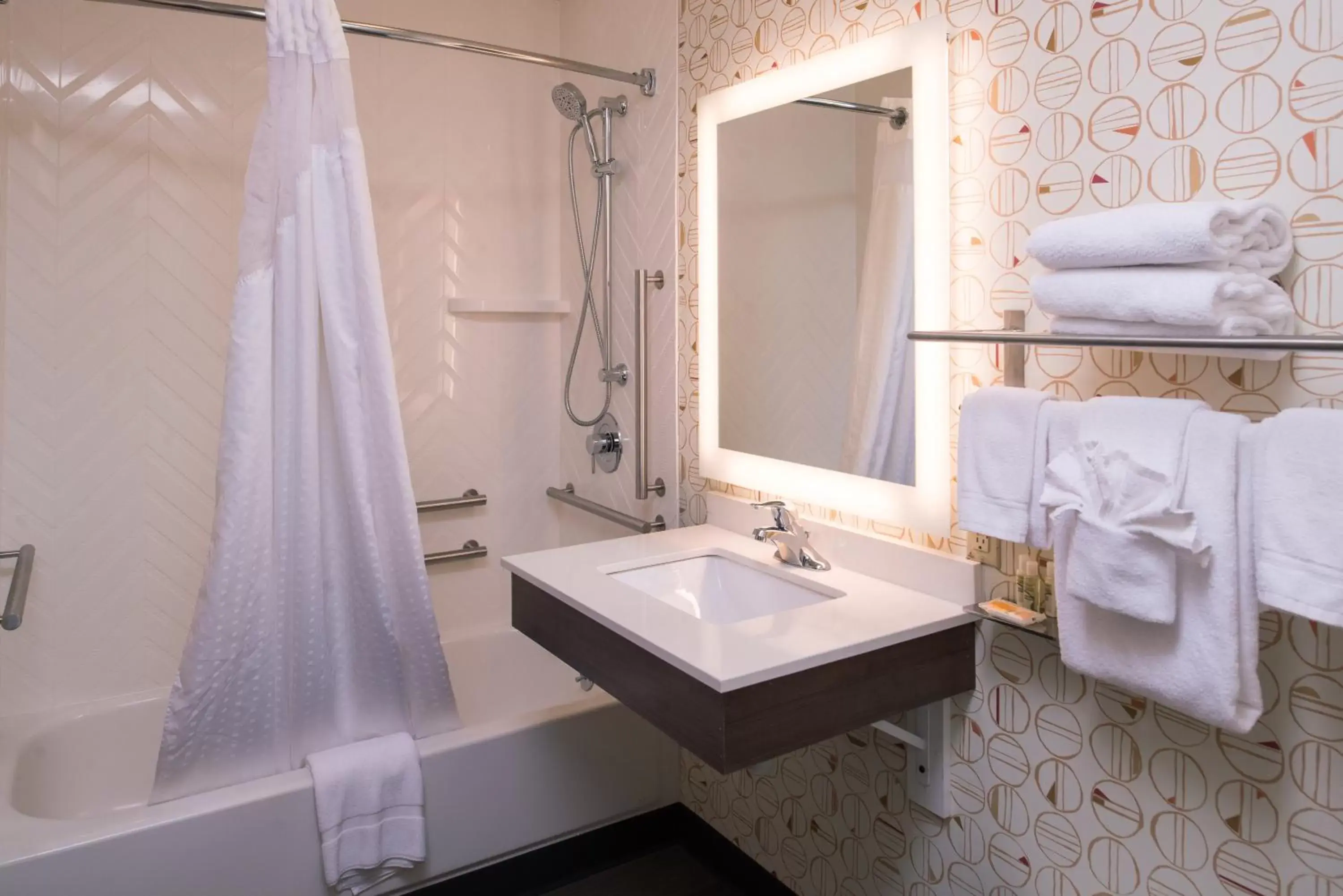 Photo of the whole room, Bathroom in Holiday Inn Auburn-Finger Lakes Region, an IHG Hotel