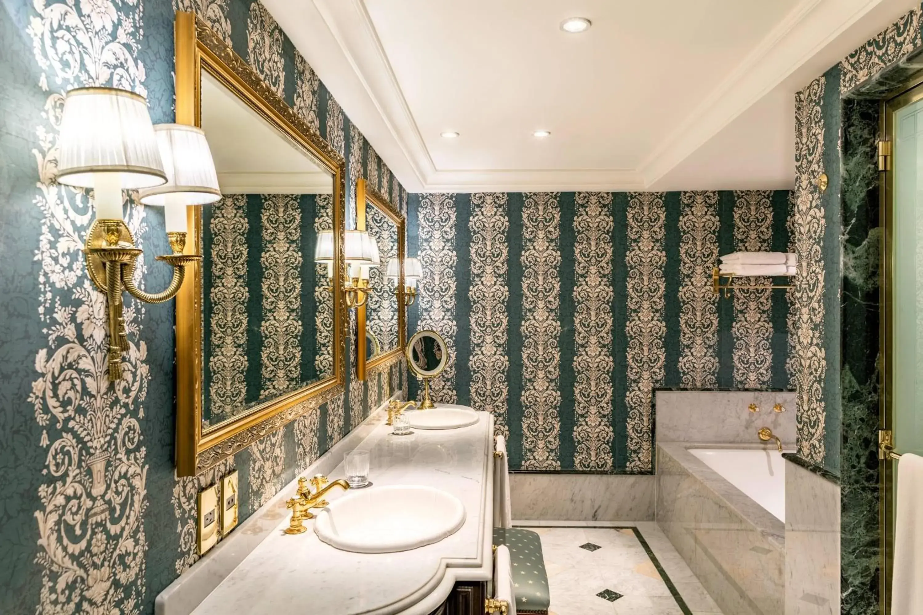 Bathroom in Park Tower, A Luxury Collection Hotel, Buenos Aires