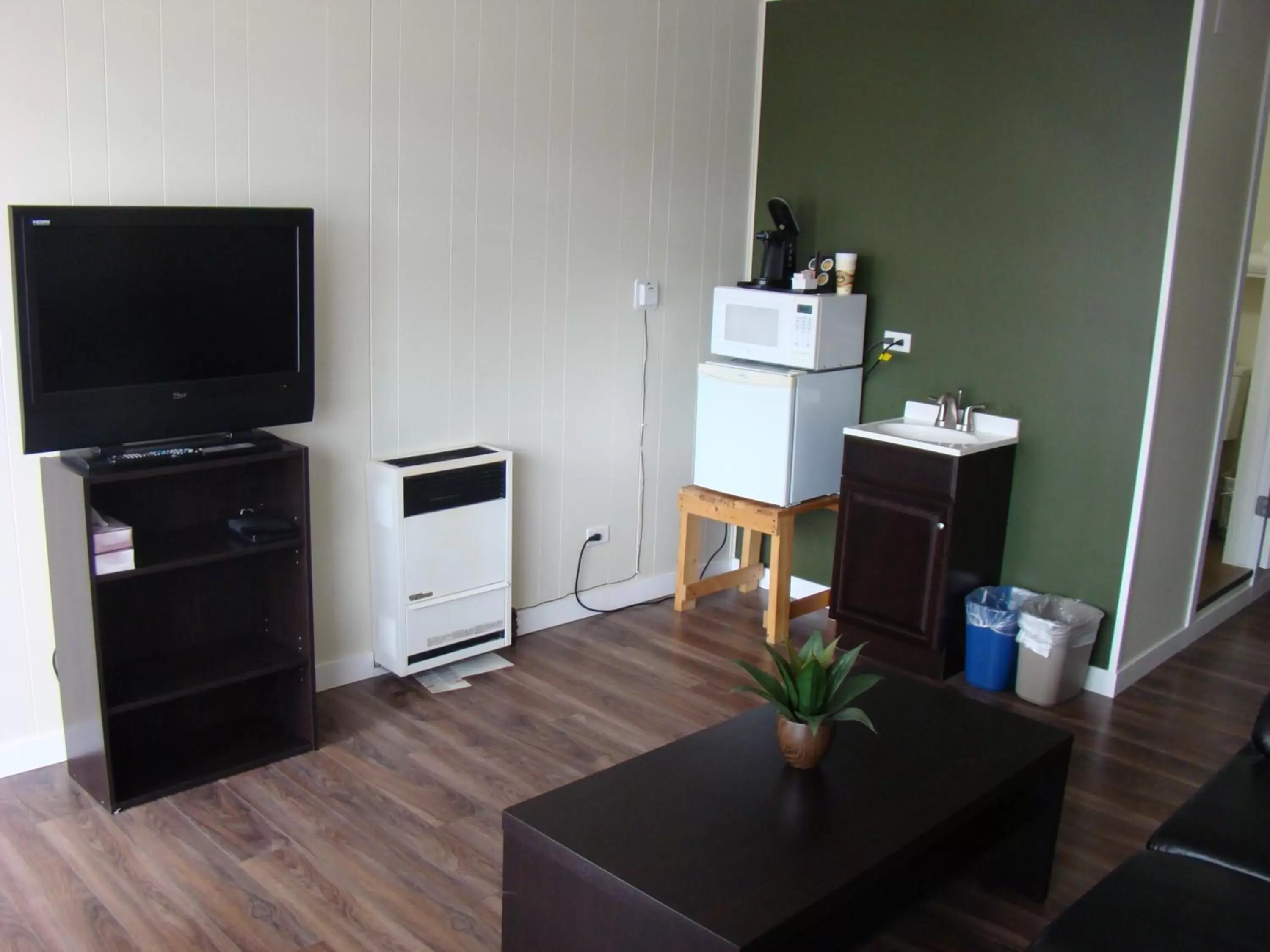 Seating area, TV/Entertainment Center in Paddock Inn