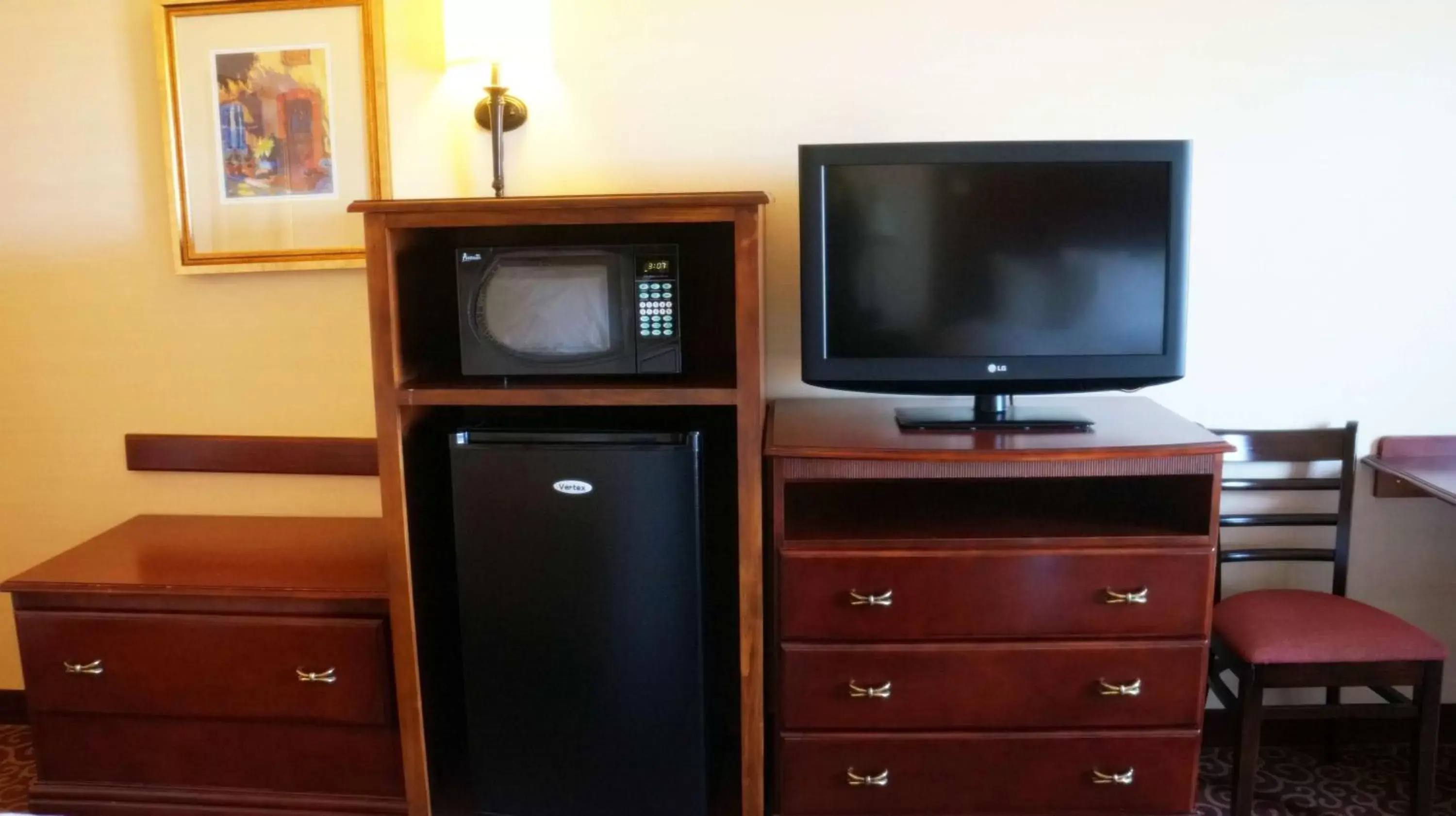 Bed, TV/Entertainment Center in Hampton Inn & Suites Kingman