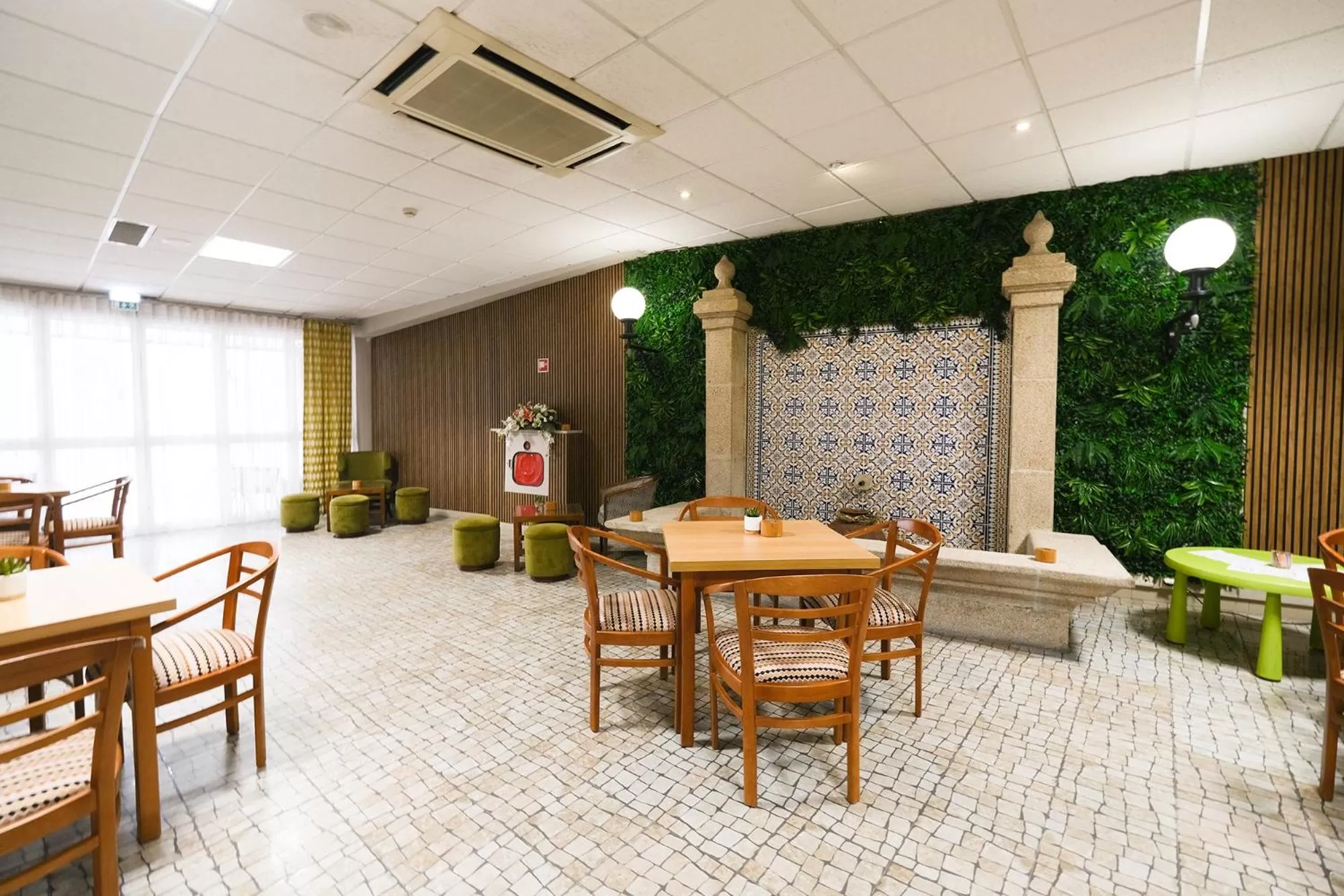 Communal lounge/ TV room in Hotel Rainha D. Amélia, Arts & Leisure