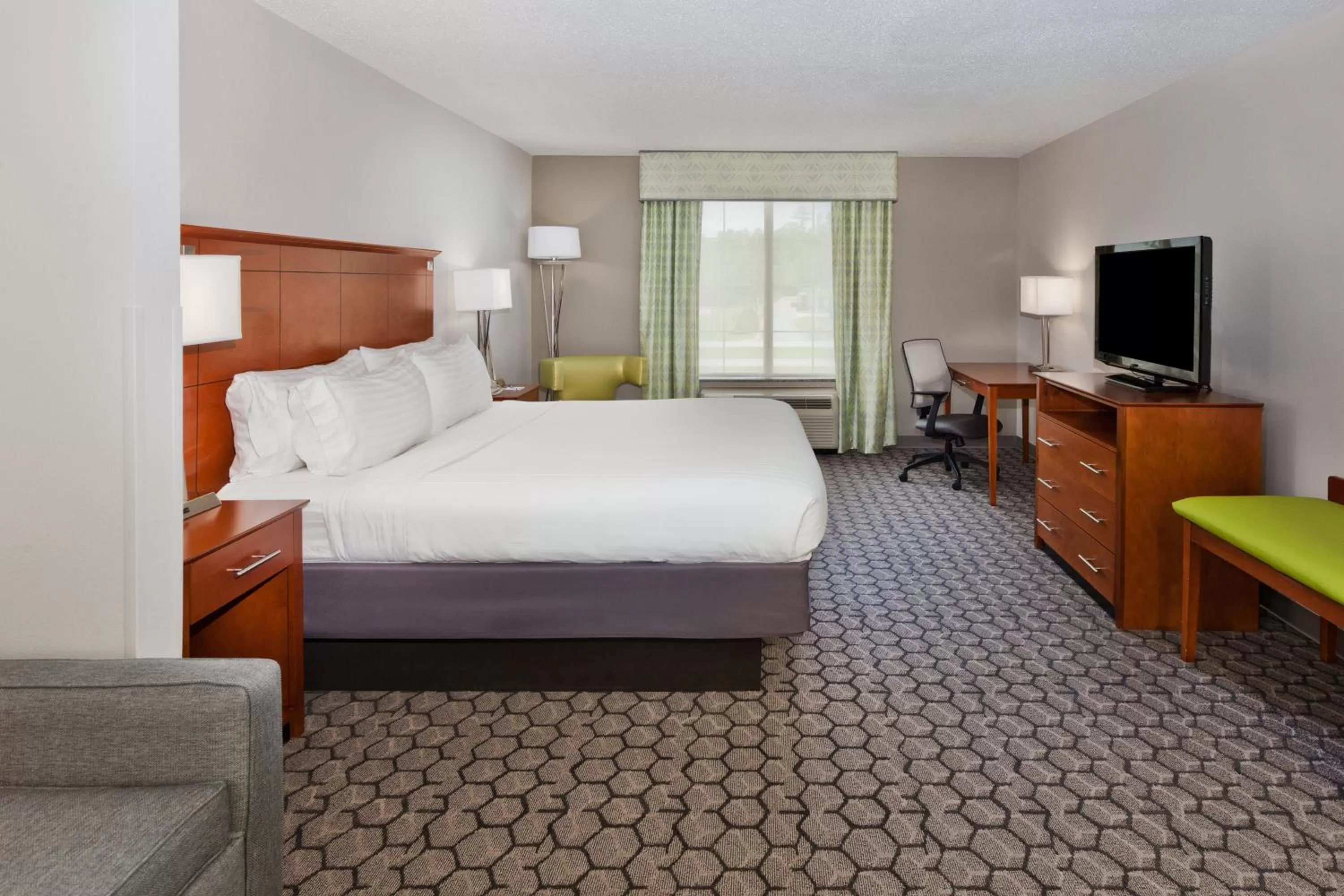 Photo of the whole room, Bed in Holiday Inn Express Phenix City-Fort Benning by IHG
