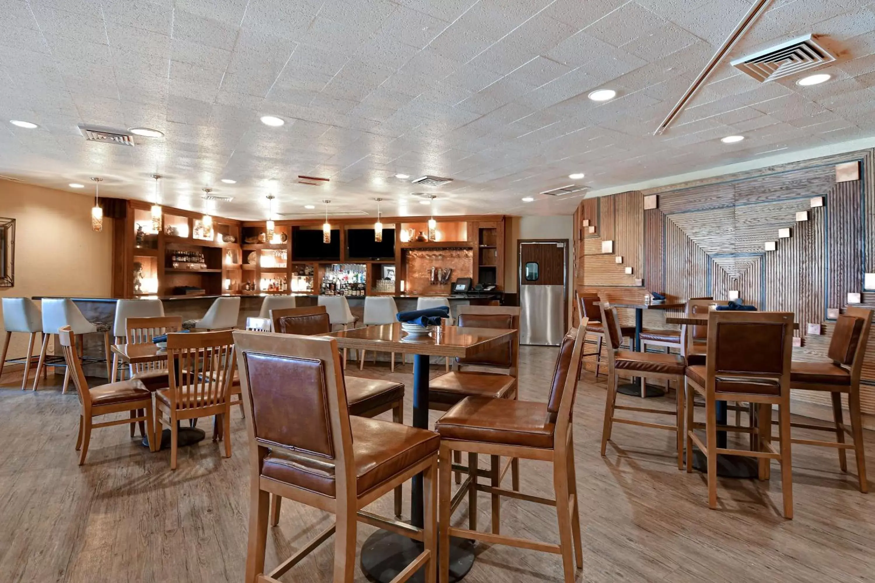 Lounge or bar in DoubleTree by Hilton Phoenix- Tempe Lounge or bar in DoubleTree by Hilton Phoenix- Tempe