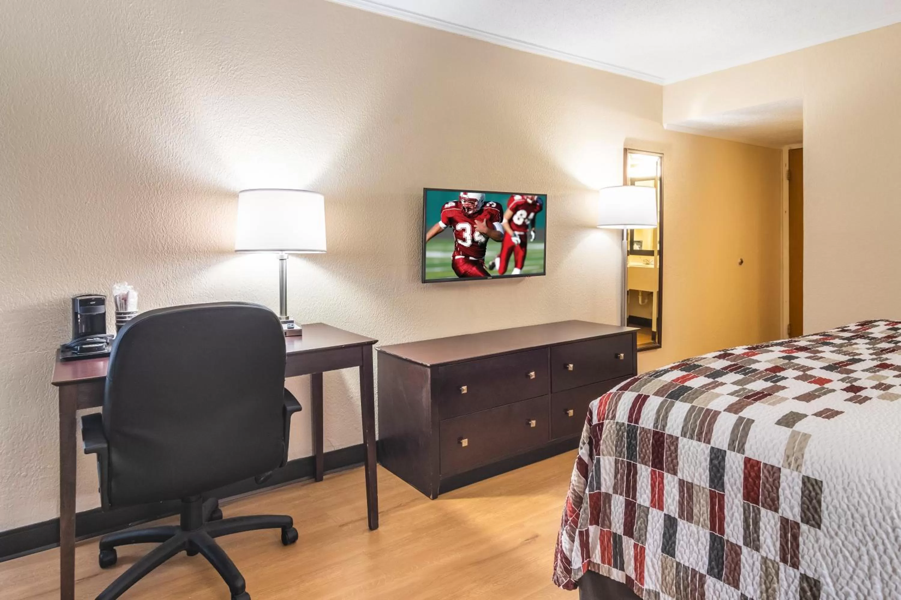 Photo of the whole room, Bed in Red Roof Inn Ashtabula - Austinburg