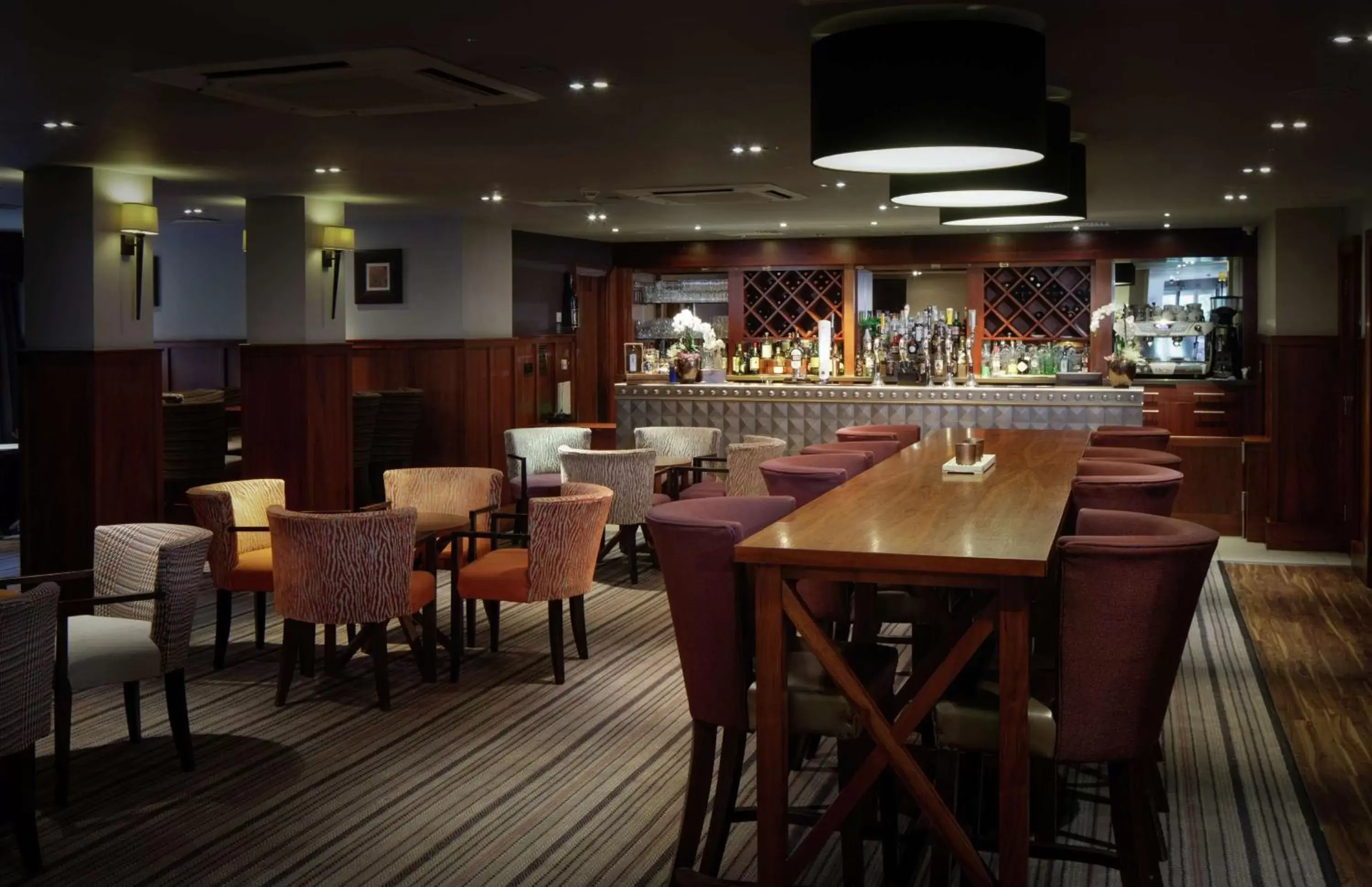 Lounge or bar, Restaurant/Places to Eat in DoubleTree by Hilton Stratford-upon-Avon, United Kingdom