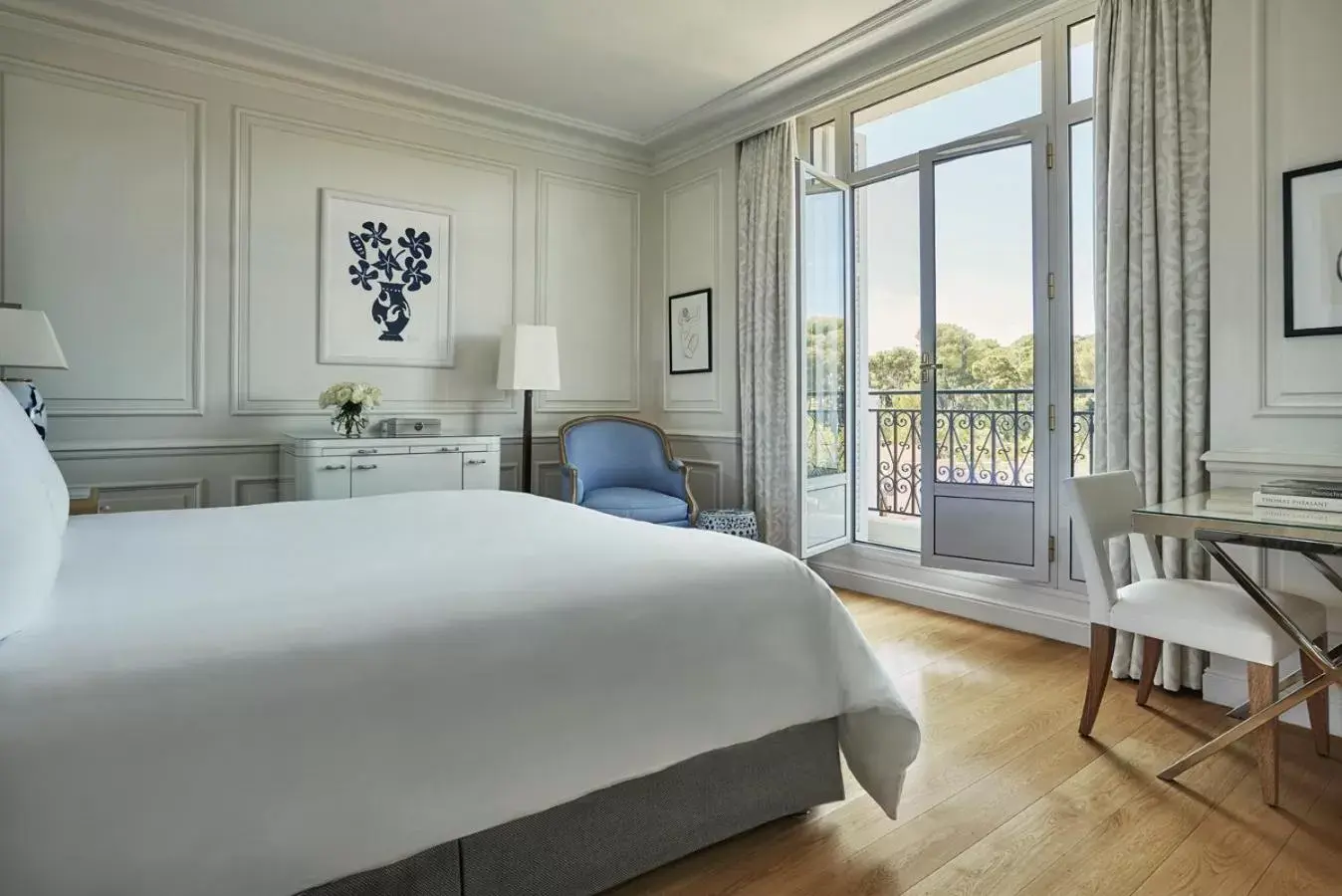 Bedroom in Grand-Hôtel du Cap-Ferrat, A Four Seasons Hotel