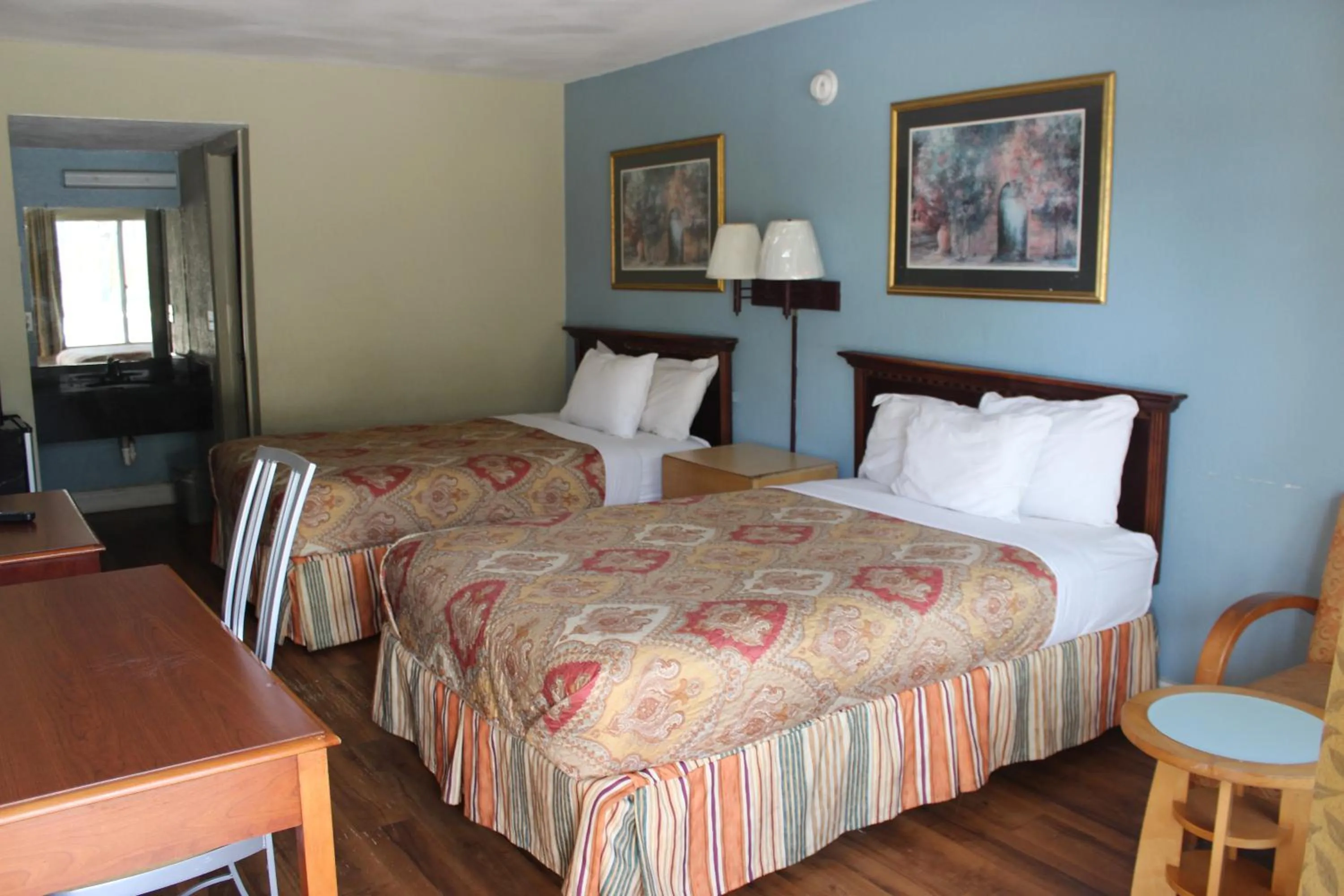 Bed in Tampa Inn Near Busch Gardens