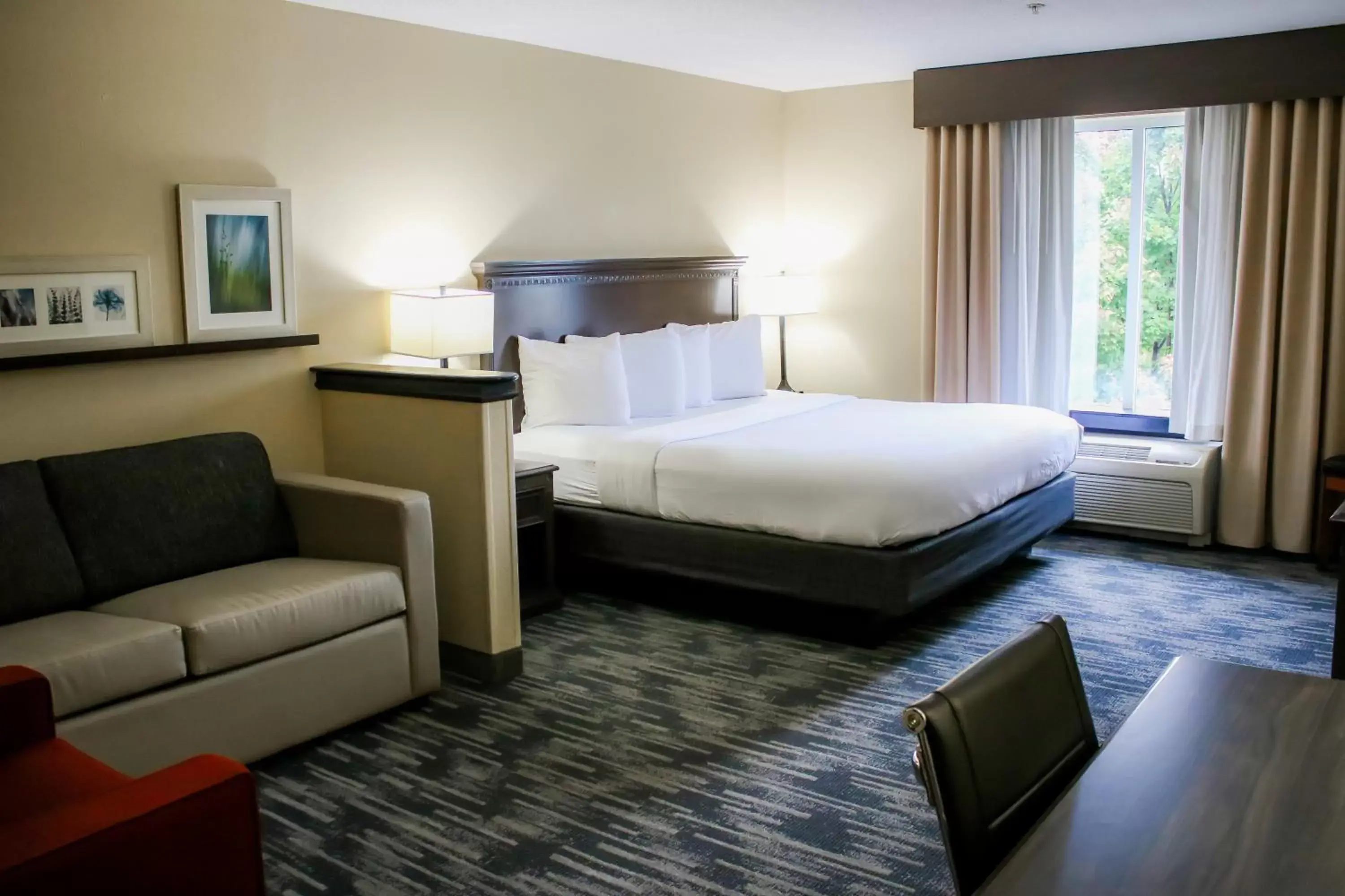Bed in Country Inn & Suites by Radisson, Richmond West at I-64, VA