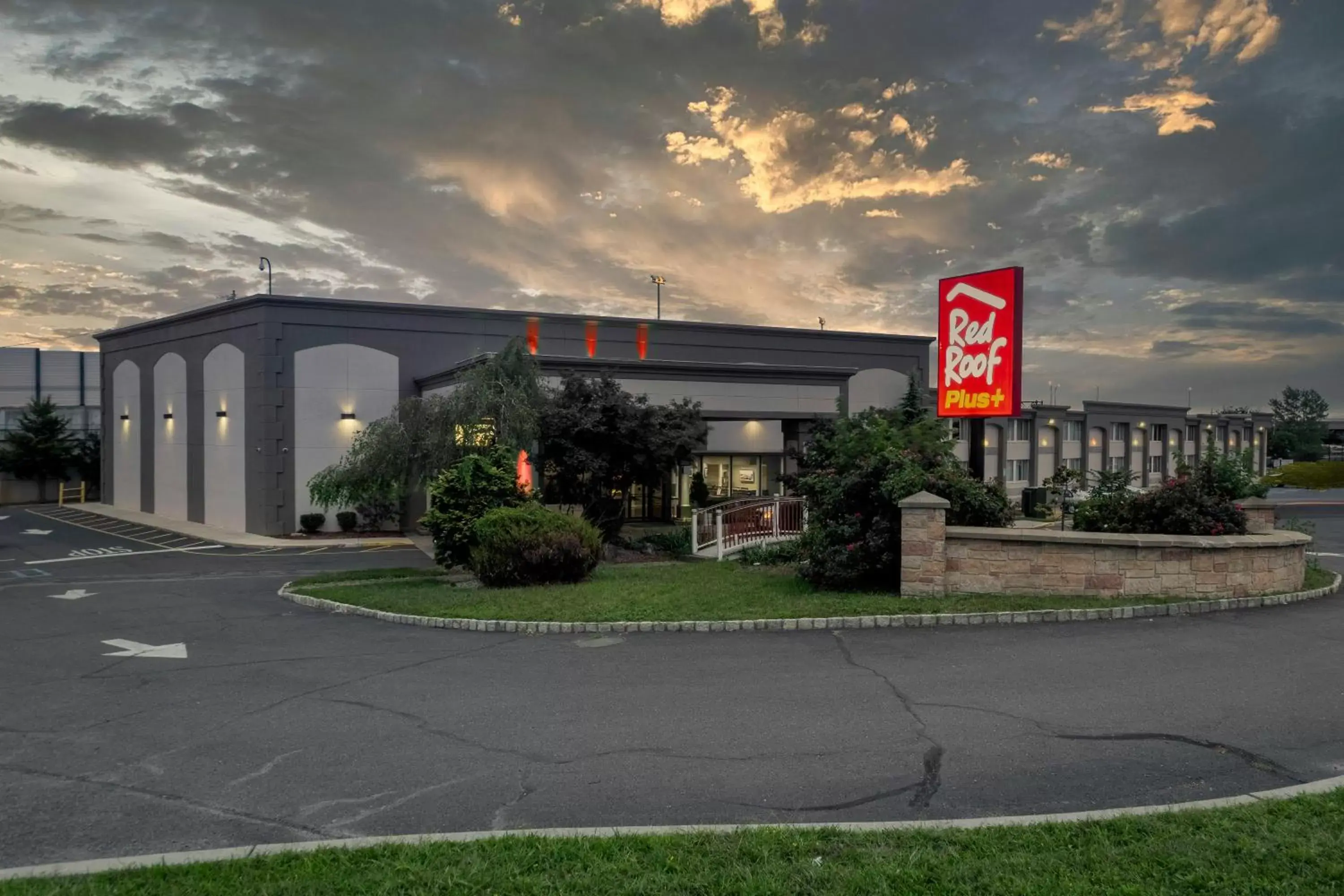 Property Building in Red Roof Inn PLUS Newark Liberty Airport - Carteret