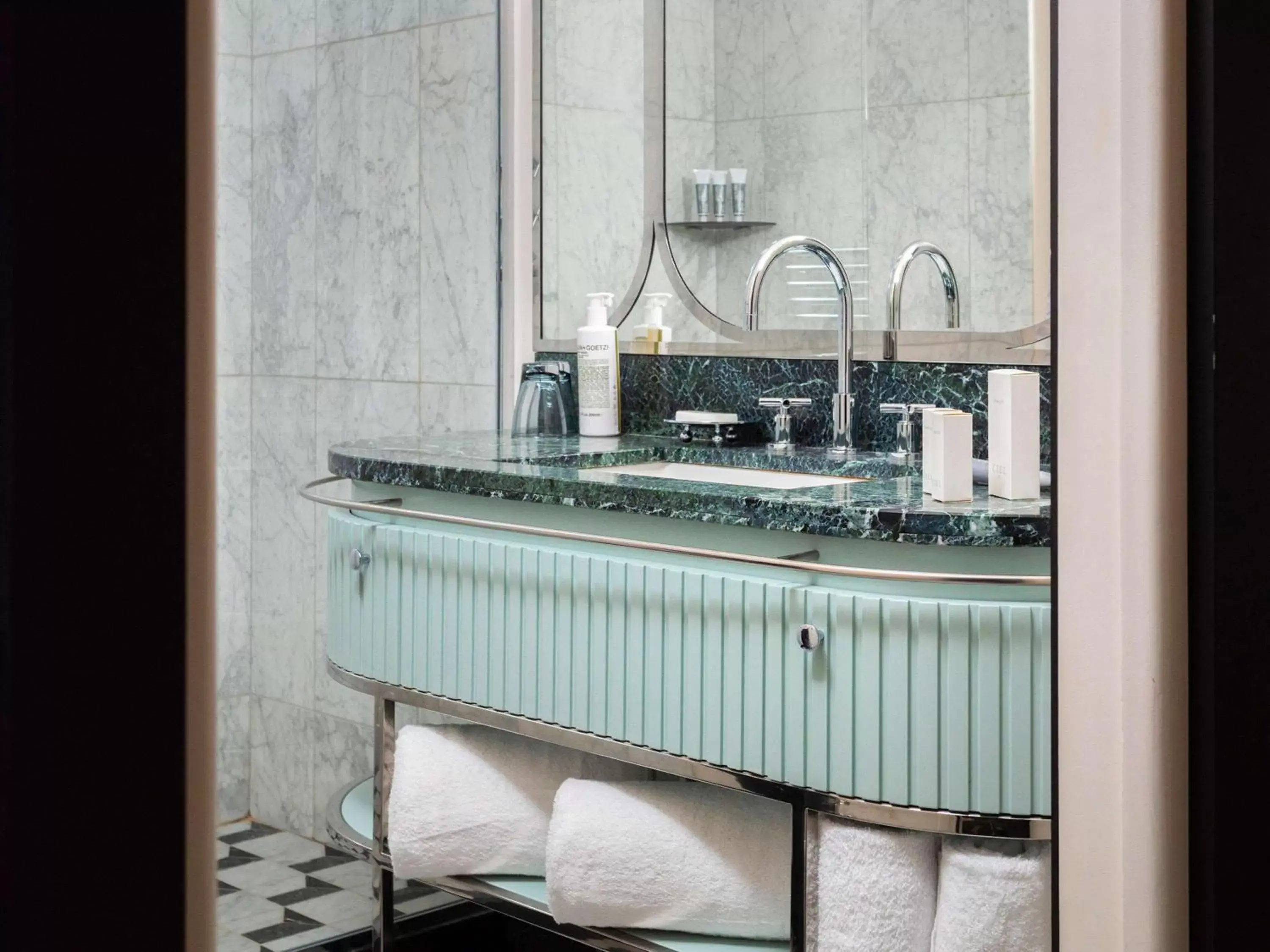 Bathroom in Mondrian Cannes