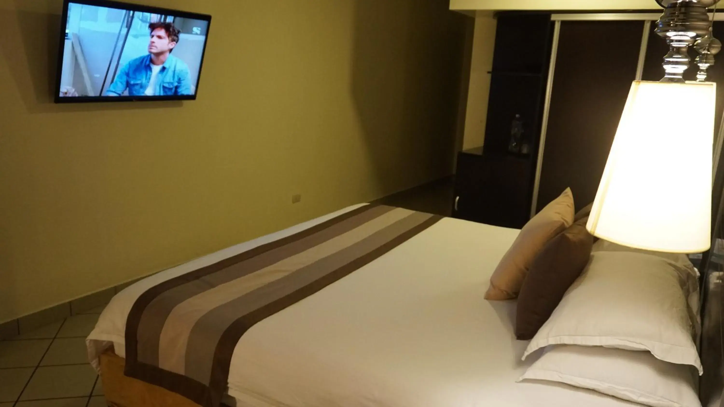 Bedroom, TV/Entertainment Center in Hotel Las Cascadas