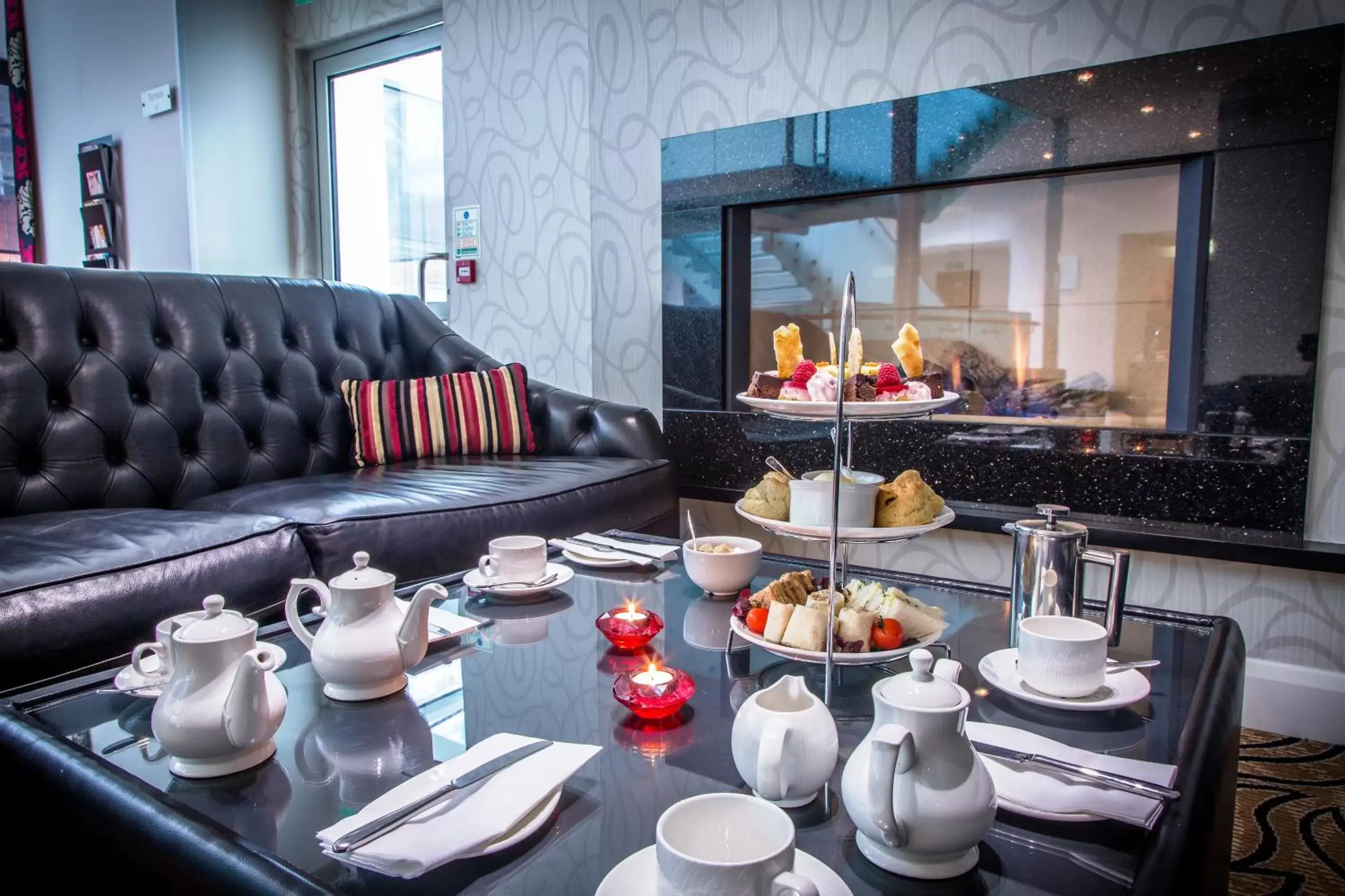 Lounge or bar in Rox Hotel Aberdeen by Compass Hospitality