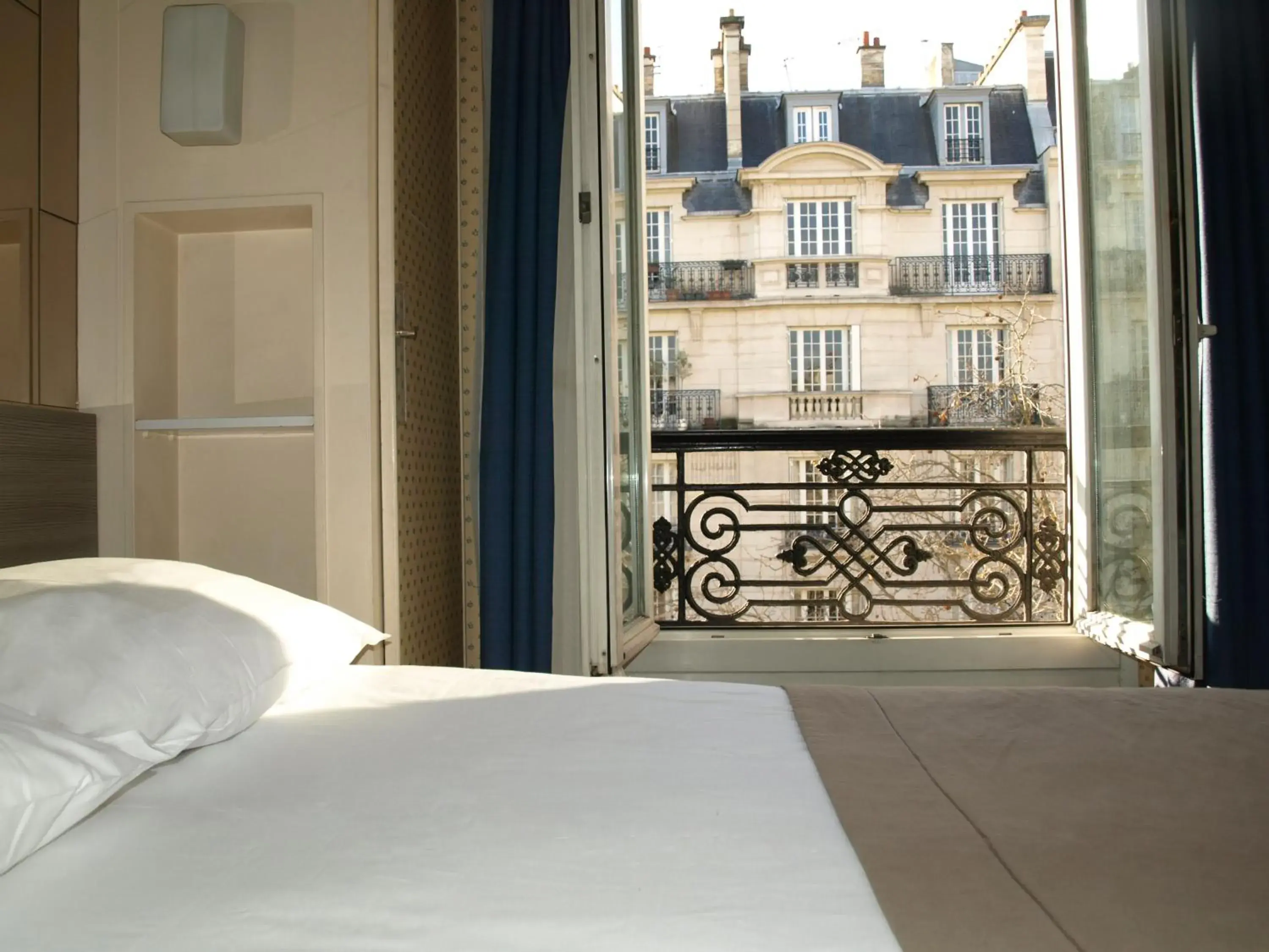 Bedroom, Bed in Hôtel Eiffel Kensington